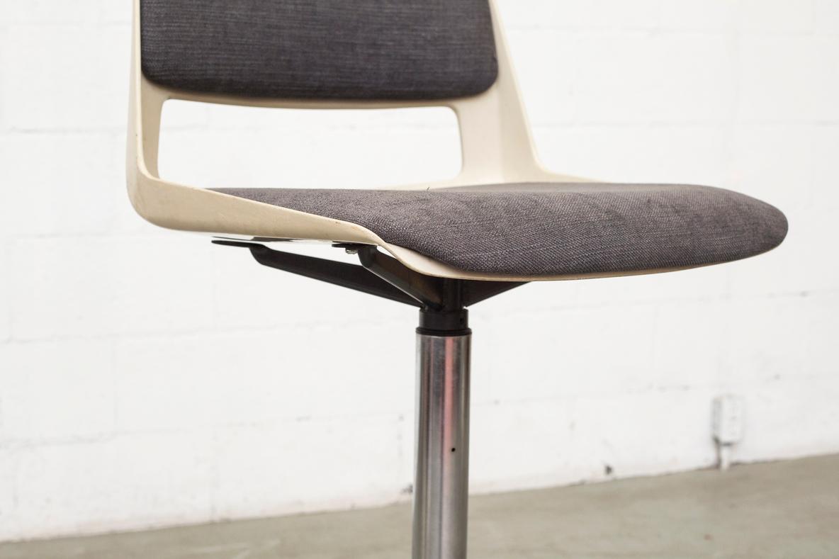 Mid-Century Gispen BZ 1802 Bar Height Stools in Gray Tones For Sale 2