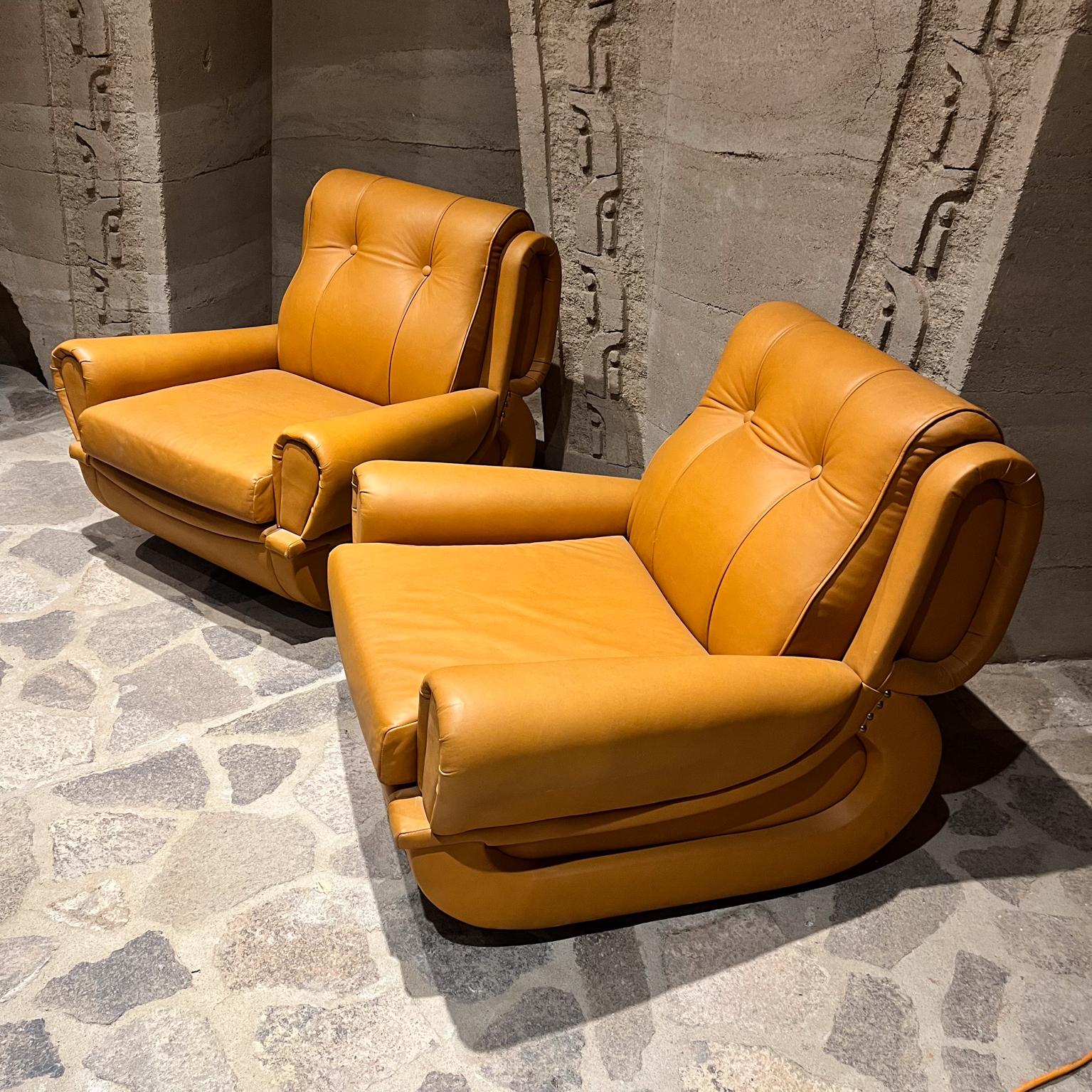 Sillones de cuero italiano de los años 60 Giuseppe Munari para Poltrona Moderno de mediados de siglo en venta