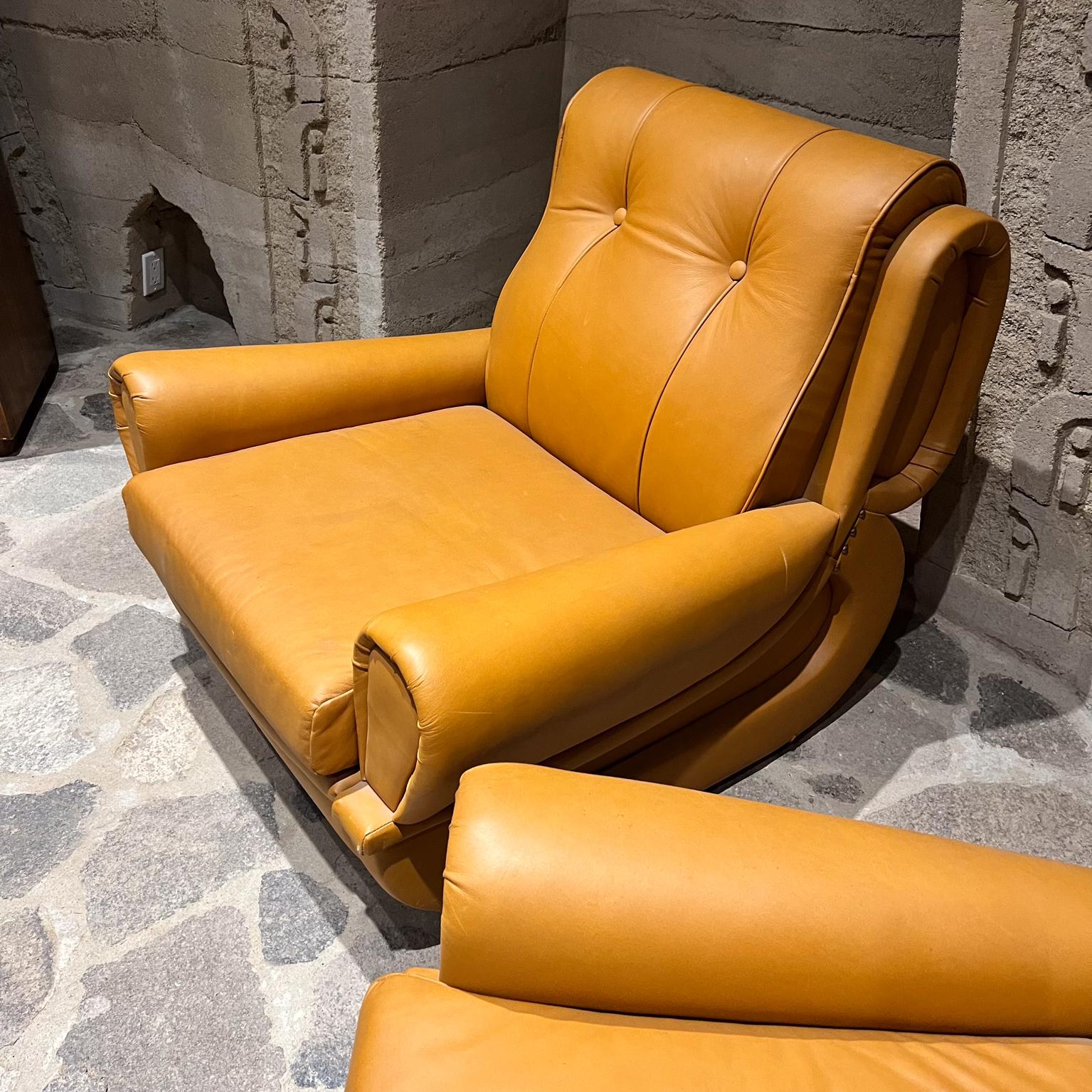 Mid-Century Modern 1960s Giuseppe Munari for Poltrona Italian Leather Lounge Chairs  For Sale