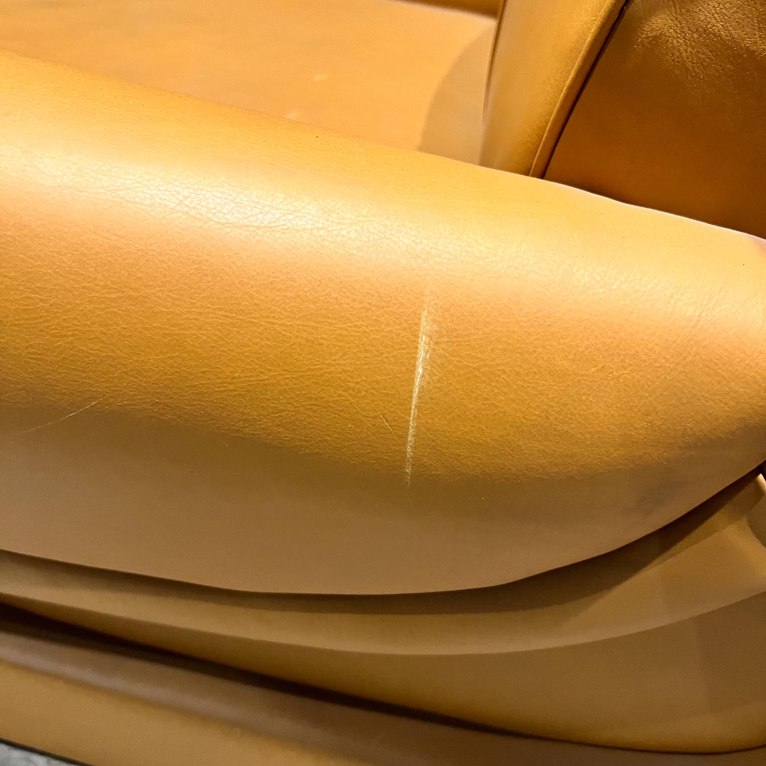 1960s Giuseppe Munari for Poltrona Italian Leather Lounge Chairs  For Sale 3