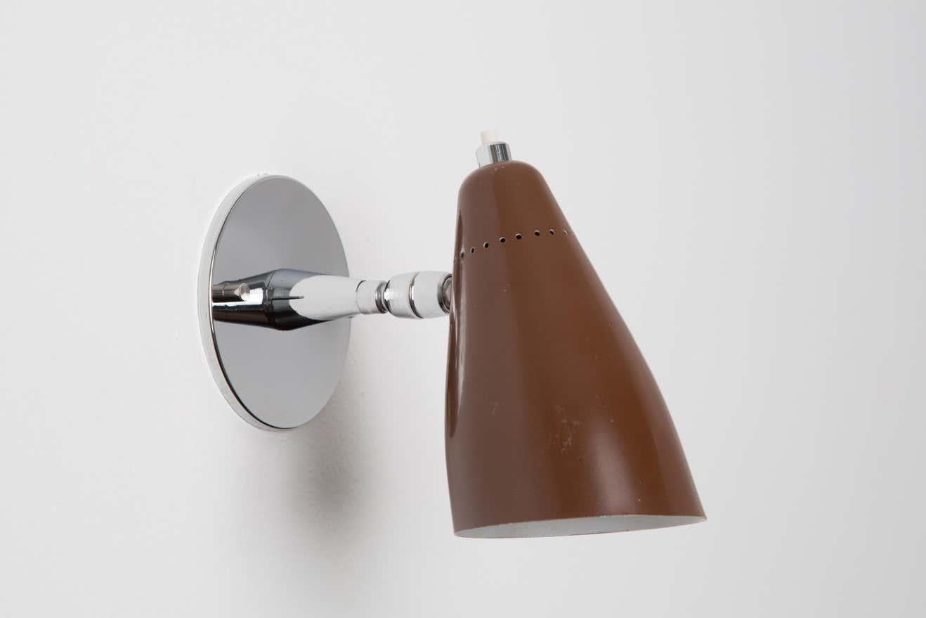 Satz von 3 Giuseppe Ostuni Modell #101 aus den 1960er Jahren mit Gelenk für O-Luce. Ausgeführt in poliertem Chrom und blauen, braunen und orangefarbenen perforierten Aluminiumschirmen. Die Wandleuchten sind nach oben/unten und links/rechts