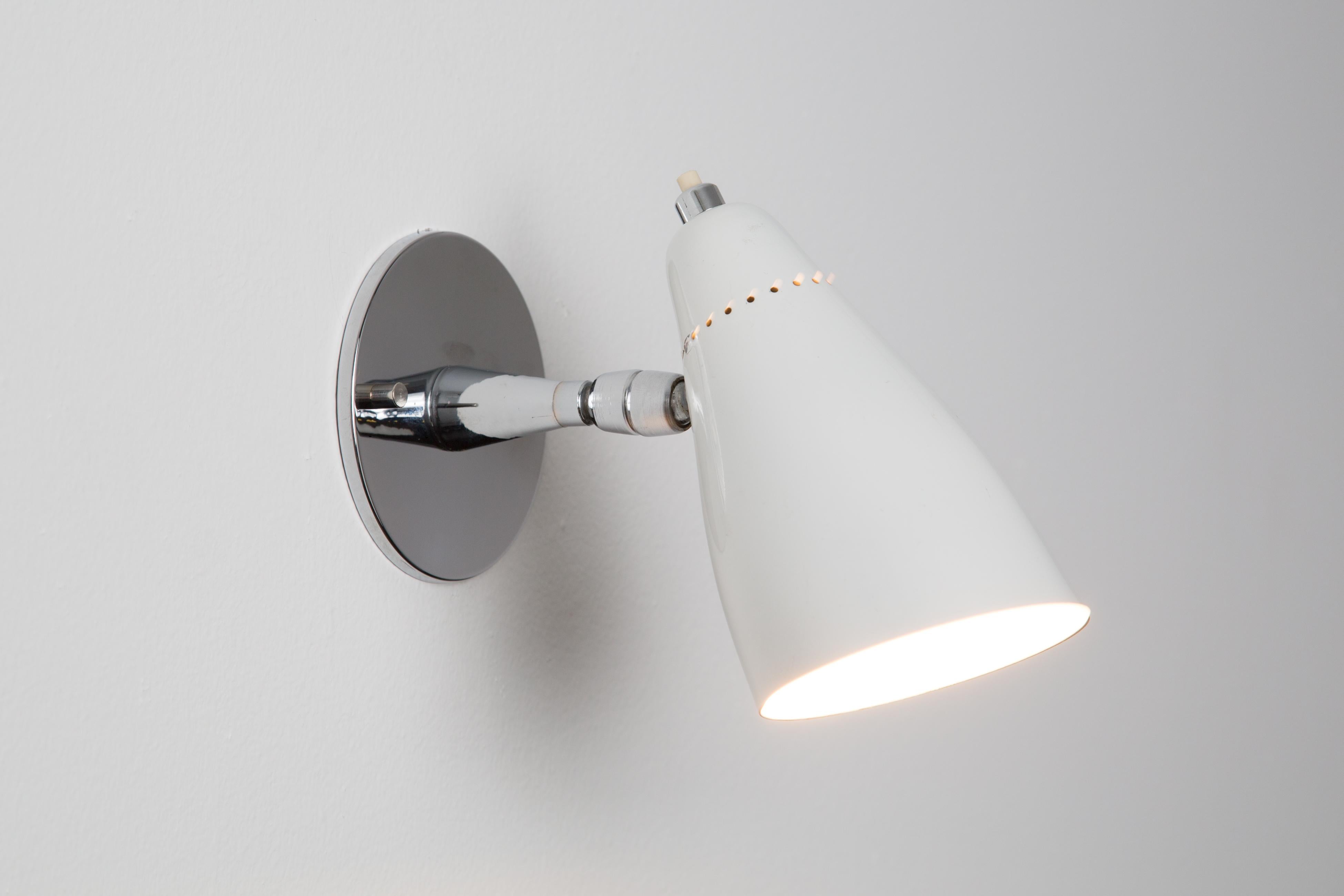 Lámpara articulada blanca Giuseppe Ostuni Model #101 de los años 60 para O-Luce Pintado en venta