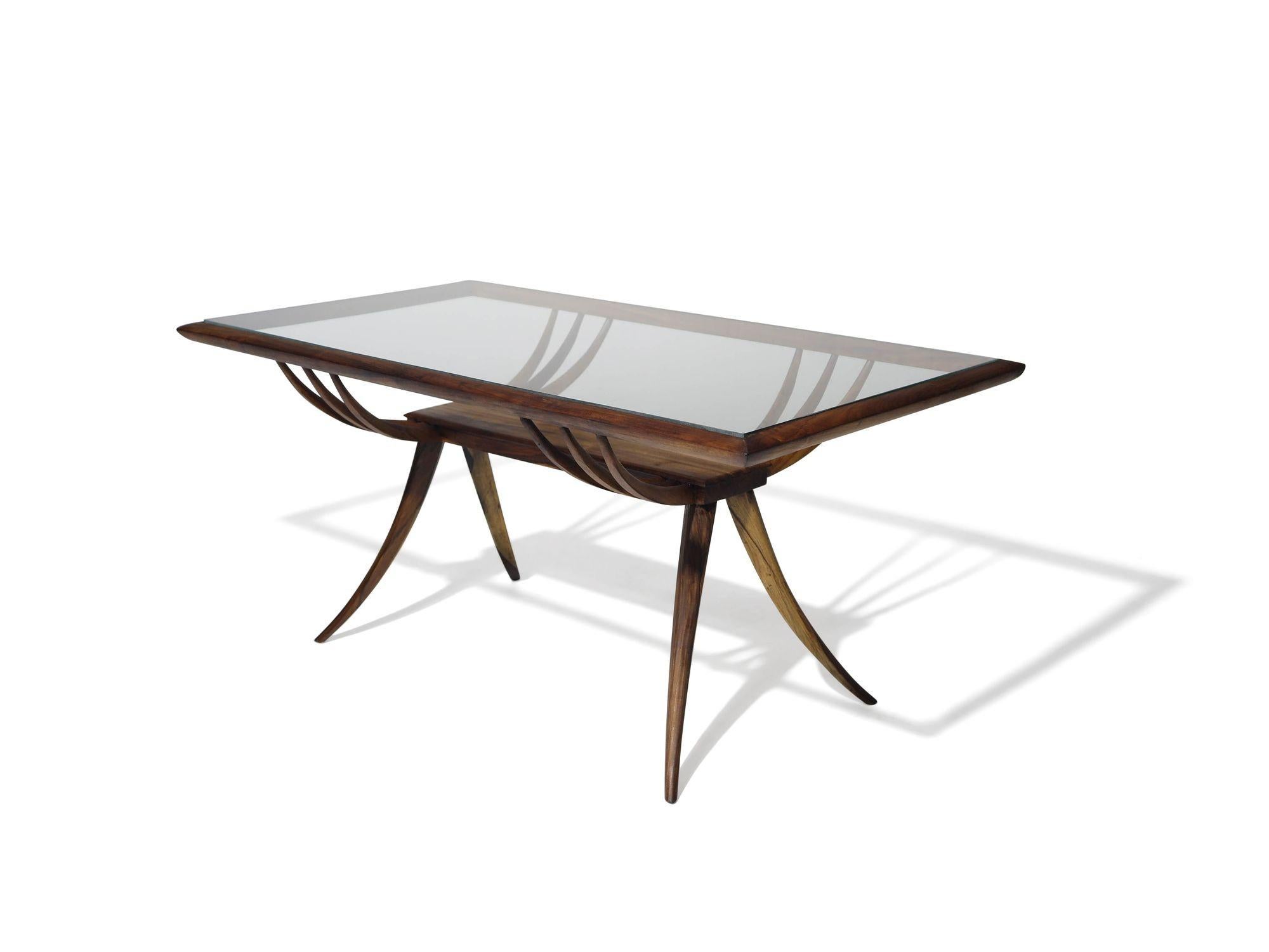 Table basse brésilienne du milieu du siècle, conçue par Giuseppe Scapinelli. Fabriquée en bois de caviuna, elle présente des pieds délicieusement sculptés et des supports coniques incurvés. Cette table unique est dotée d'un plateau en verre qui met