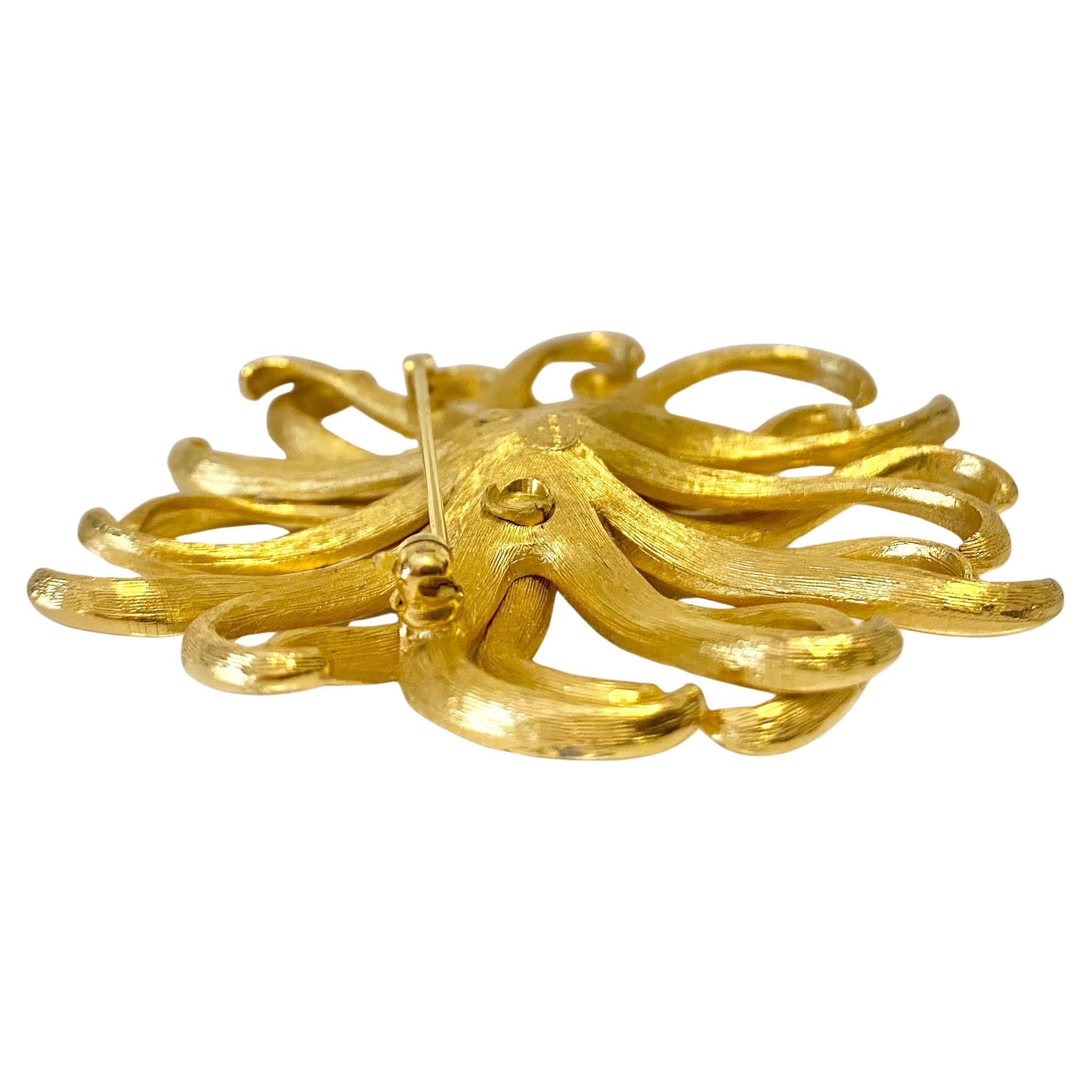 Femenino o masculino Broche Givenchy años 60 Flor dorada con detalle de cristal en venta