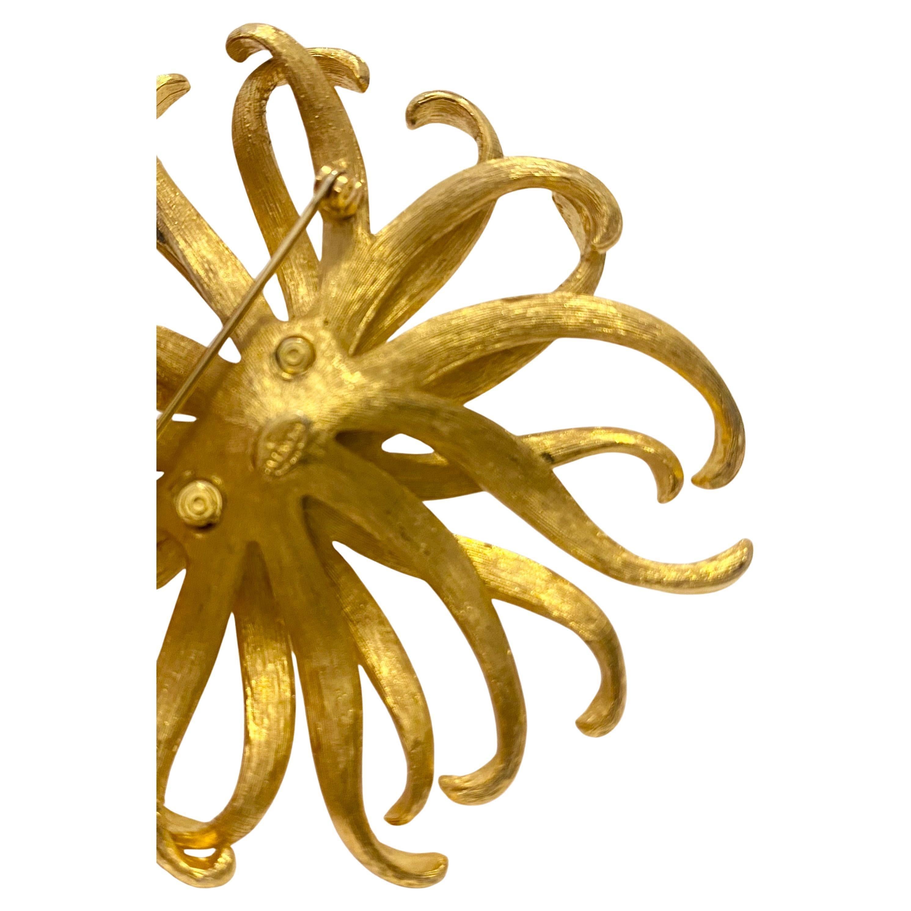 Broche Givenchy años 60 Flor dorada con detalle de cristal en venta 1