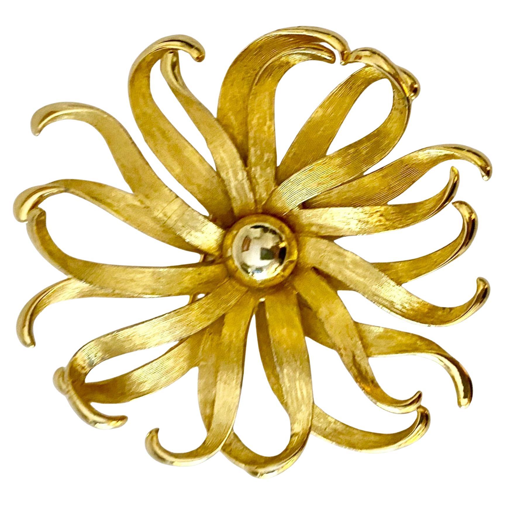 Broche Givenchy años 60 Flor dorada con detalle de cristal en venta