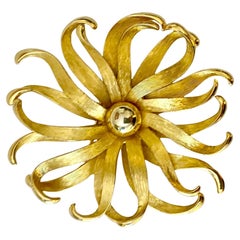 1960 Broche Givenchy Fleur en or avec détails en cristal