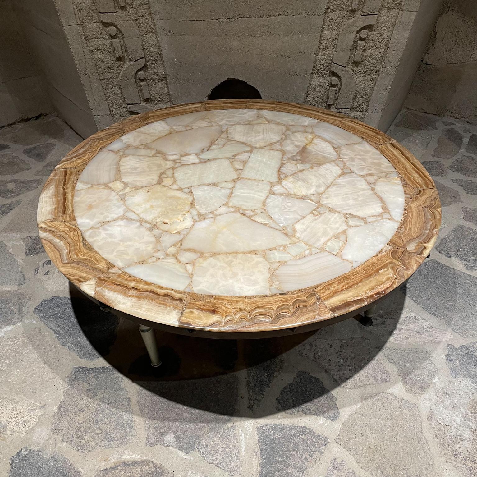 Mid-20th Century 1960s Glamorous Modern Round Coffee Table in Onyx Stone by Muller of Mexico 