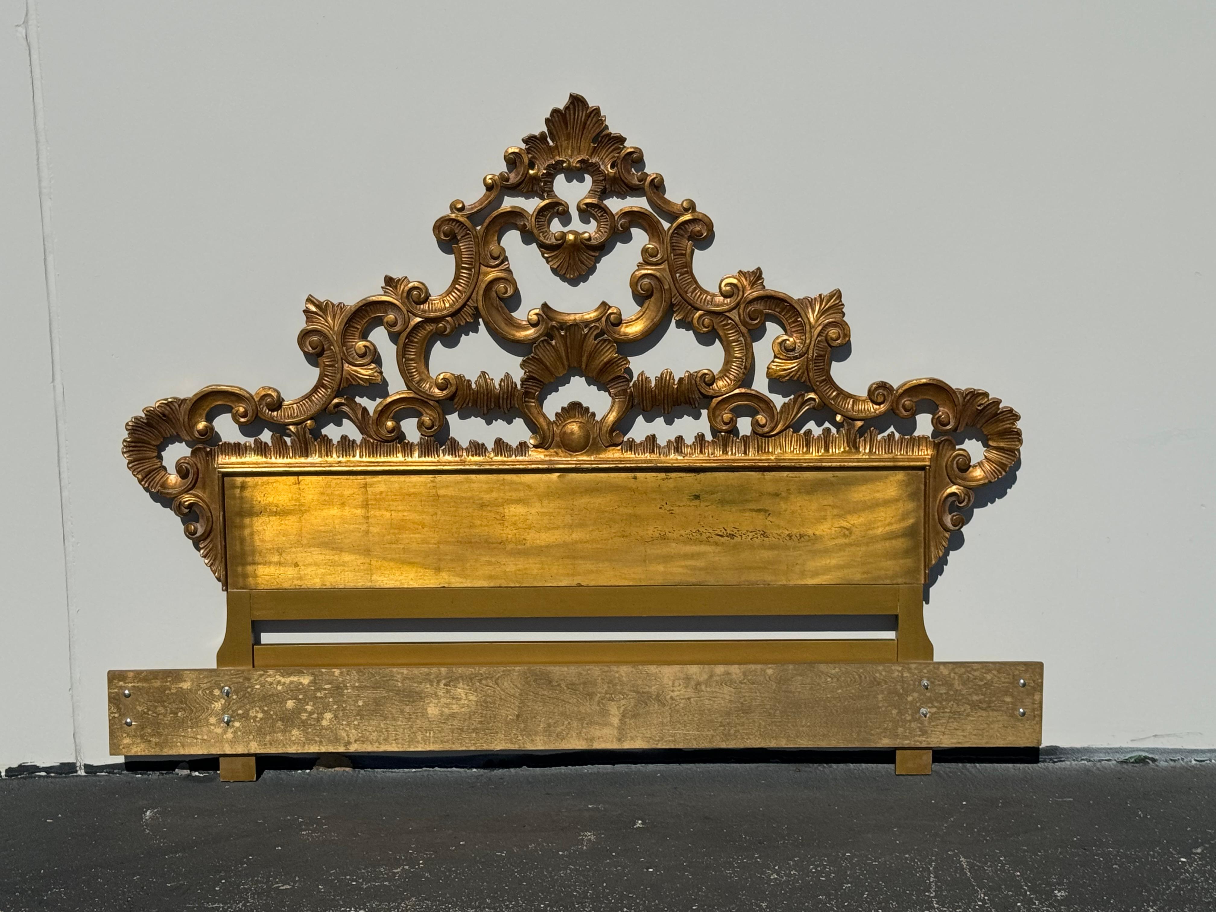 1960 Glamuroso Cabecero Italiano de Madera Dorada Oro Rey / Reina Estilo Rococó en venta 11