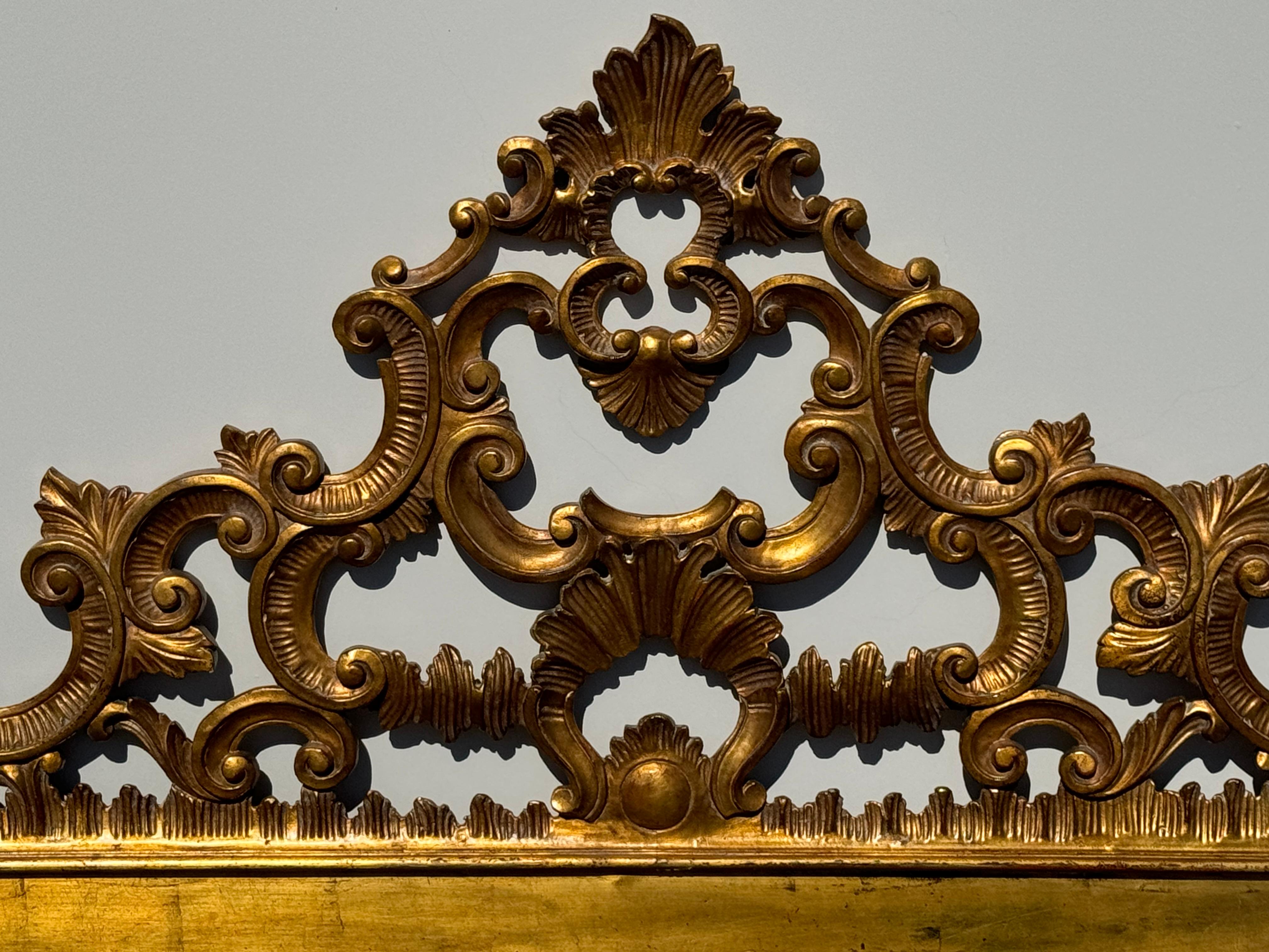 Cabecero de rey de estilo rococó italiano, muy Hollywood Regency, con dorado dorado sobre rojo. La talla de madera tiene pintura dorada original.  En muy buen estado, muy poco desgaste, sin roturas. Los herrajes de montaje son de 74,56