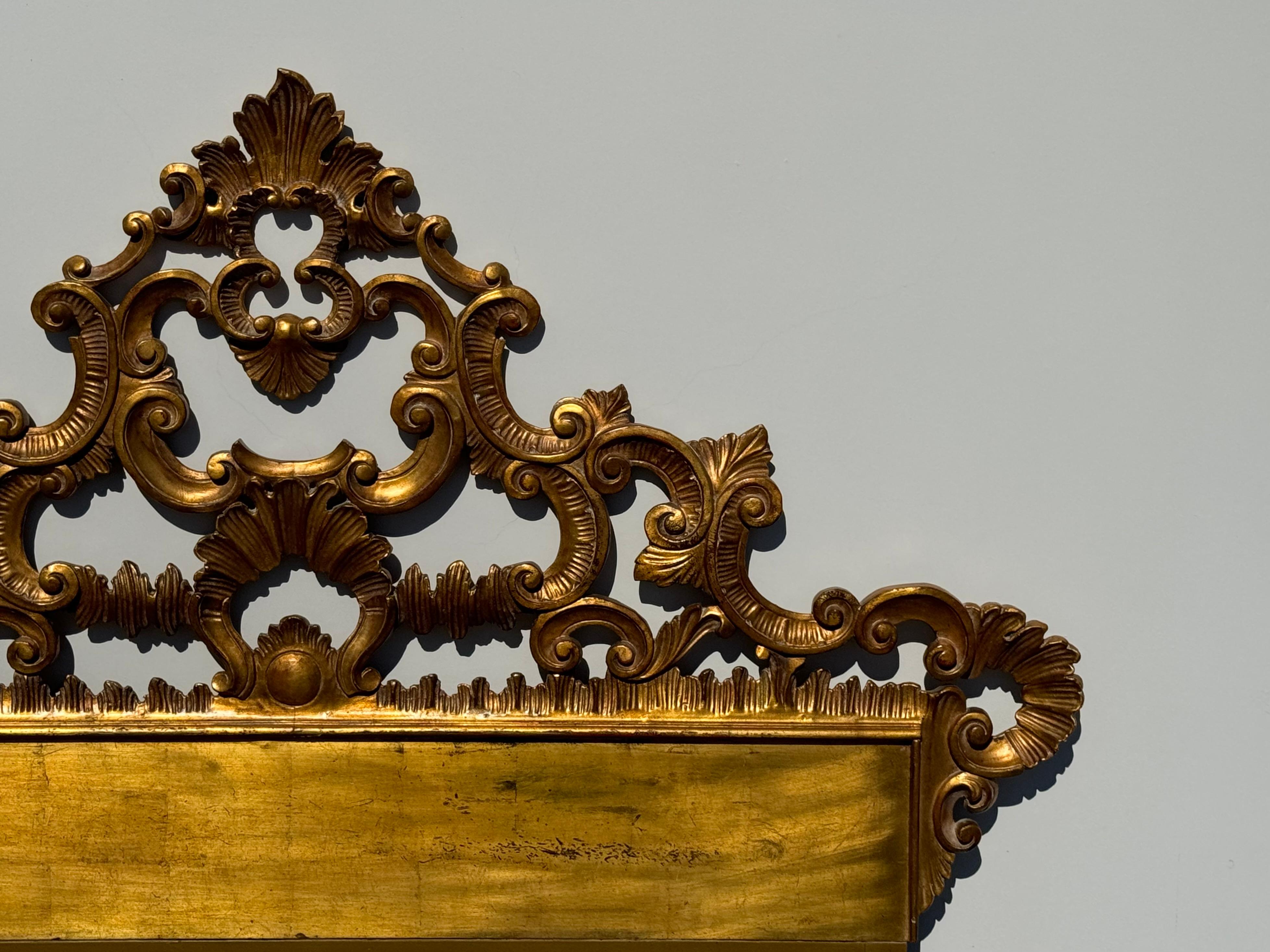 1960 Glamuroso Cabecero Italiano de Madera Dorada Oro Rey / Reina Estilo Rococó Dorado en venta