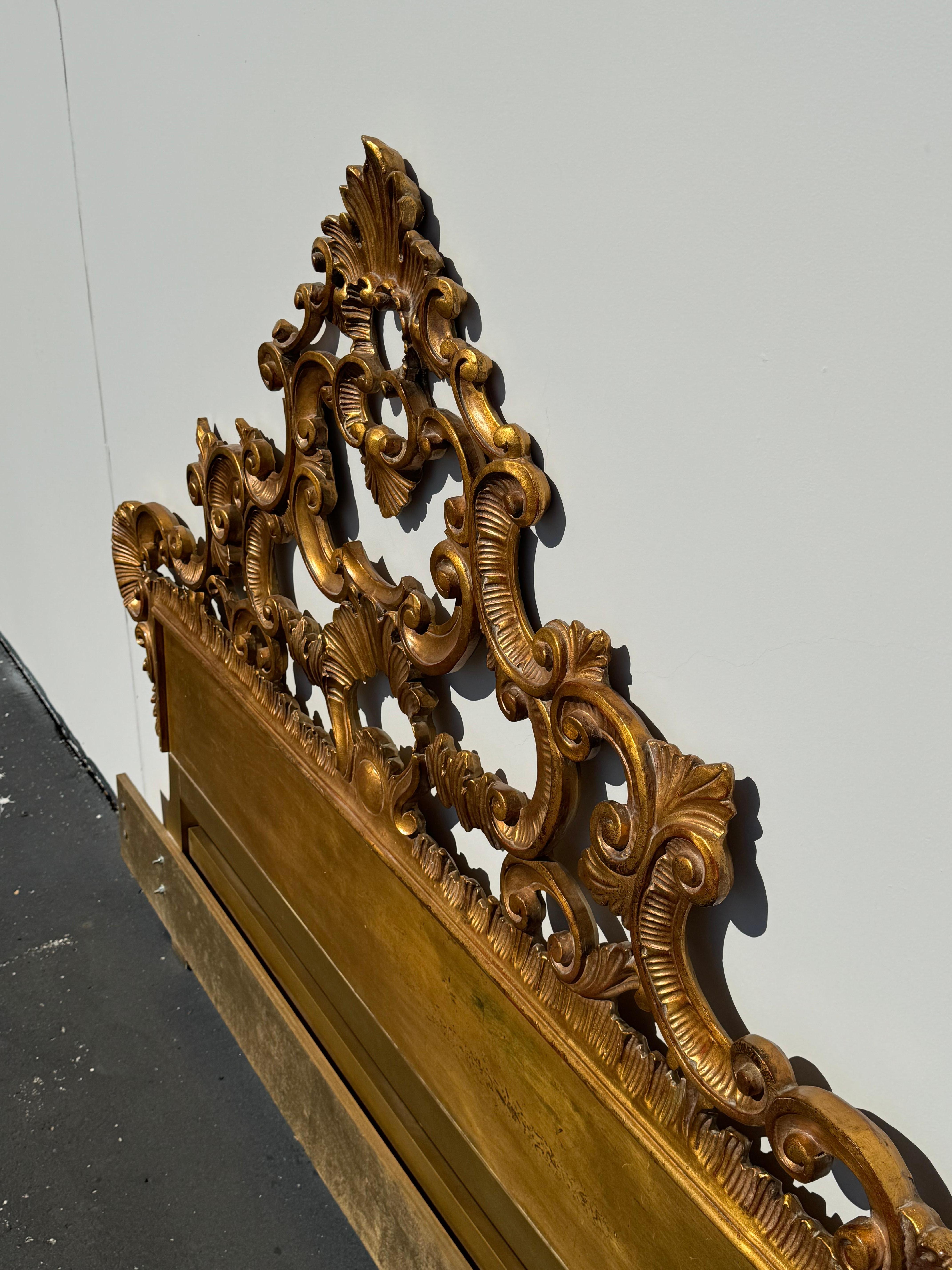 1960 Glamuroso Cabecero Italiano de Madera Dorada Oro Rey / Reina Estilo Rococó en venta 3