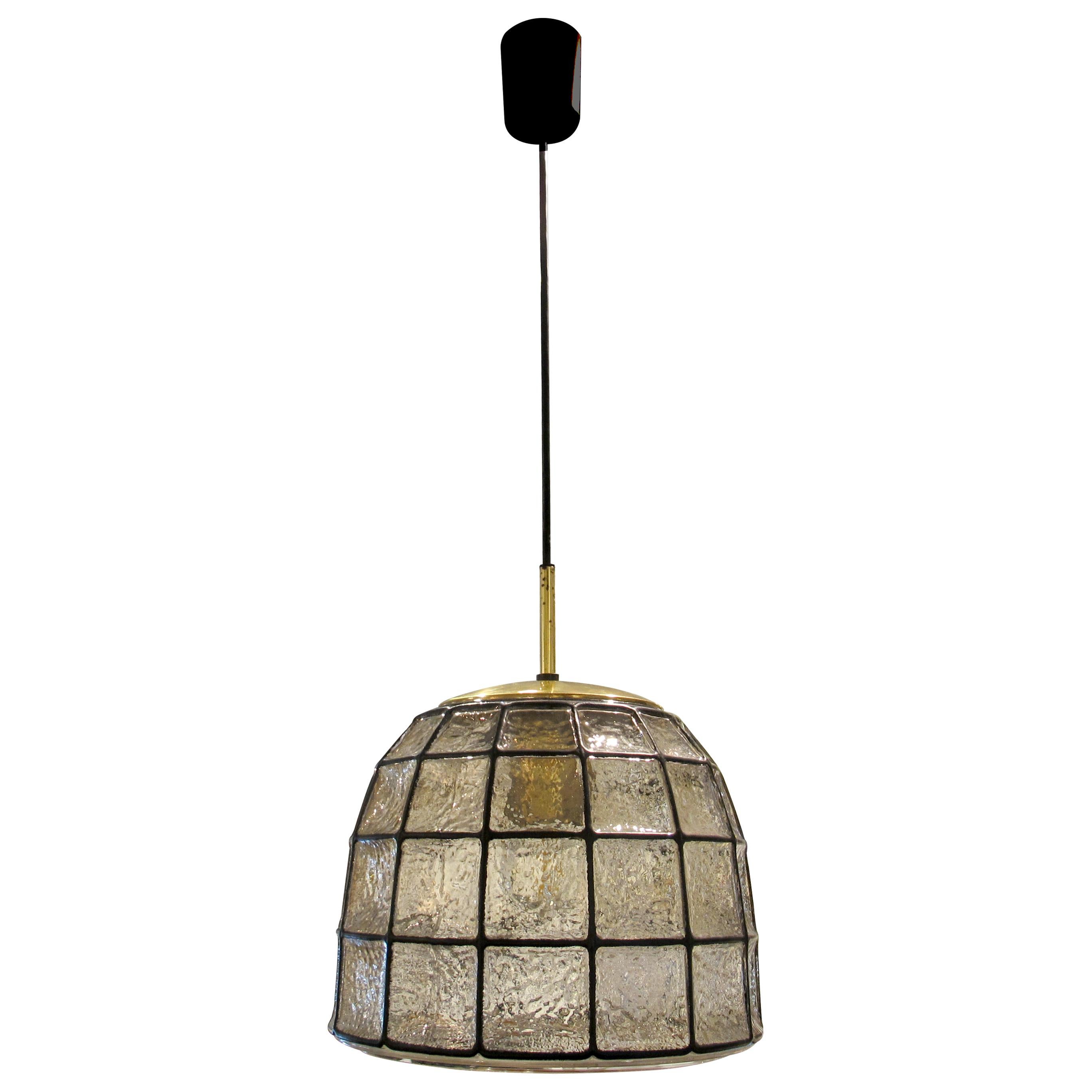 Lampada a sospensione vintage prodotta da Glashütte Limburg in Germania negli anni '60. Il paralume a forma di cupola è realizzato con quadrati di vetro testurizzato, ciascuno delineato con vernice nera per imitare l'intelaiatura metallica. Pende da
