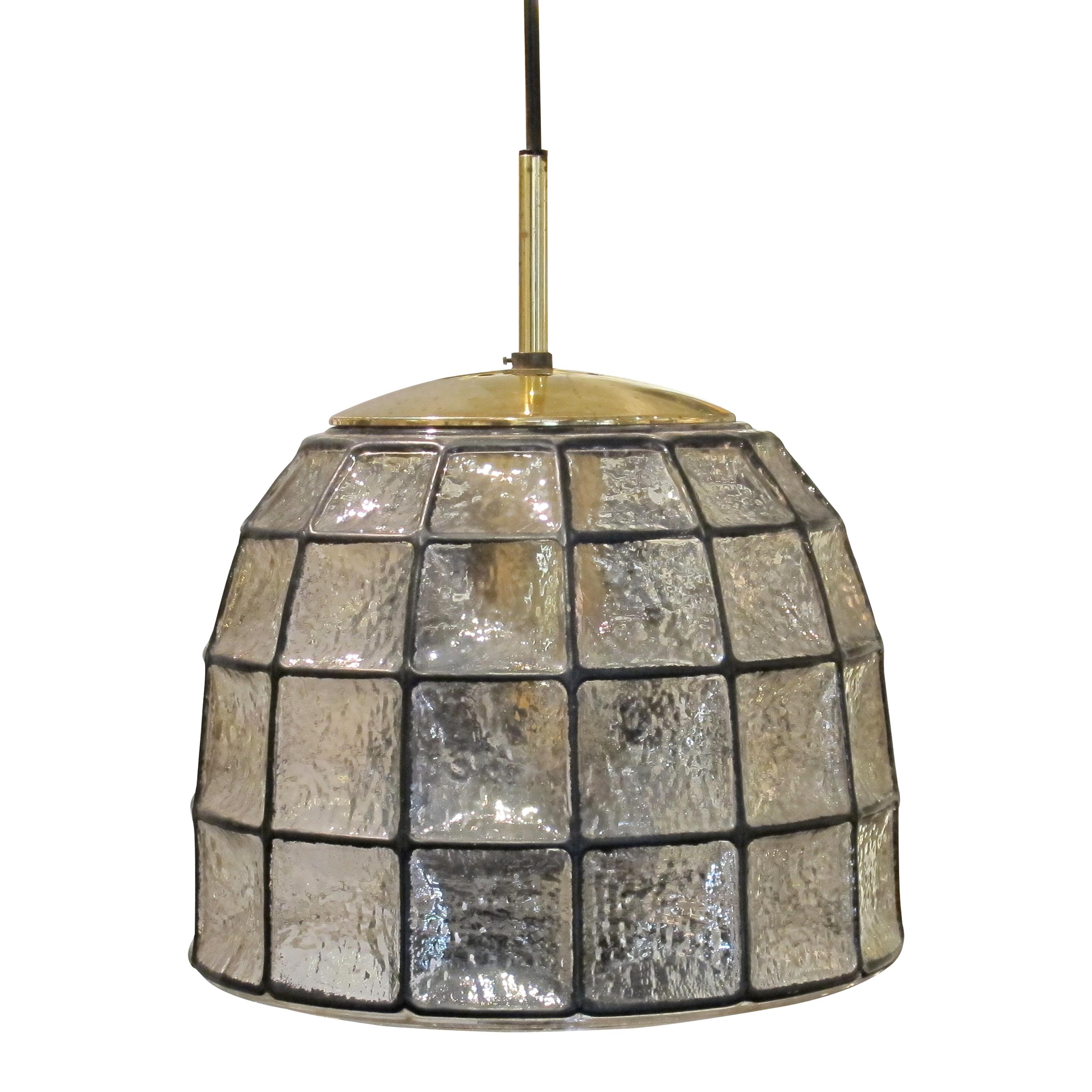 Mid-Century moderno Lampada a sospensione Glashütte Limburg del 1960 con cupola in vetro testurizzato, Germania in vendita
