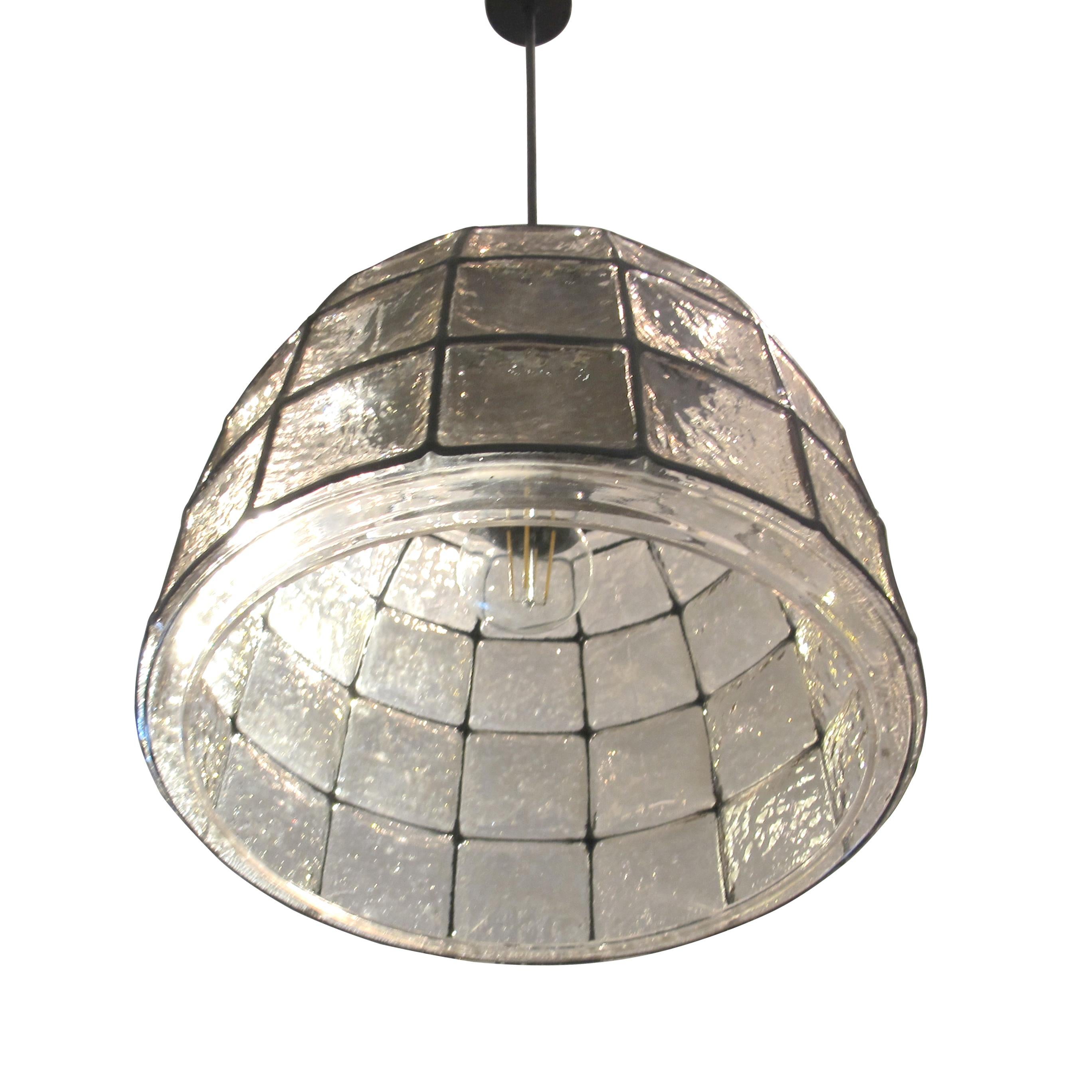 Tedesco Lampada a sospensione Glashütte Limburg del 1960 con cupola in vetro testurizzato, Germania in vendita