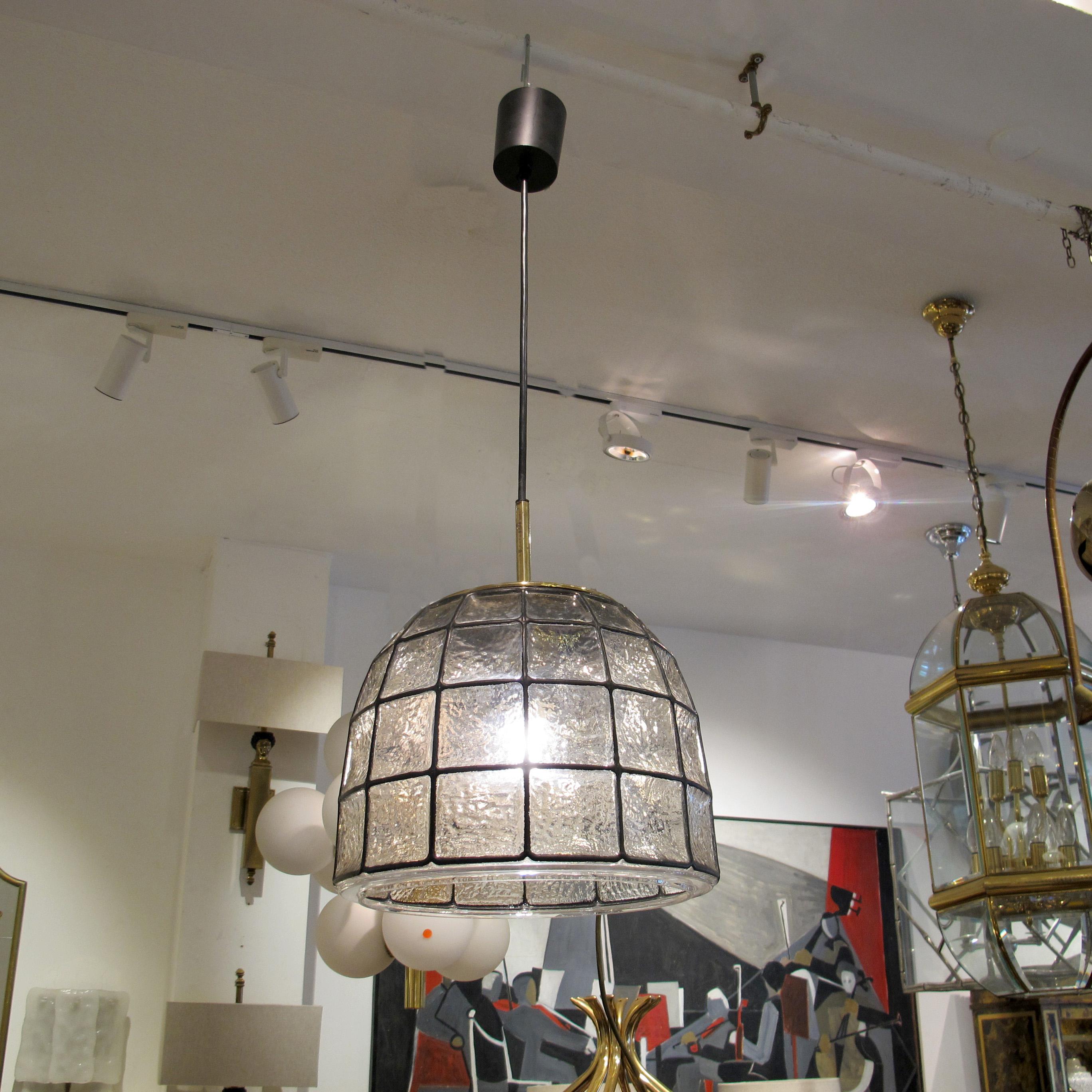 Ottone Lampada a sospensione Glashütte Limburg del 1960 con cupola in vetro testurizzato, Germania in vendita