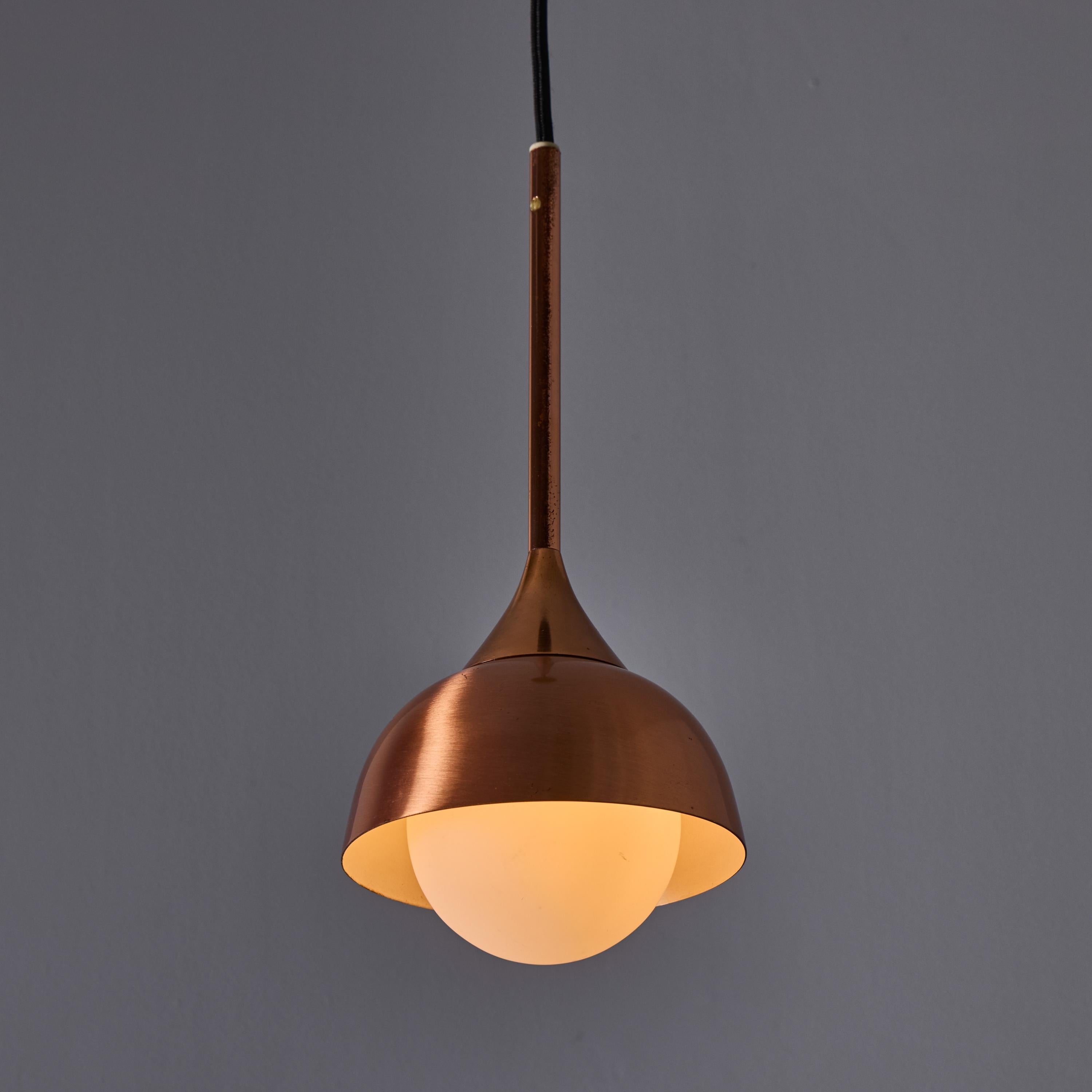 Pendente in vetro e rame degli anni '60 attribuito a Stilnovo. 

Un design a goccia italiano, tipico degli anni '60, realizzato in vetro opalino e rame, con un baldacchino da soffitto personalizzato da montare su una scatola a J americana standard.