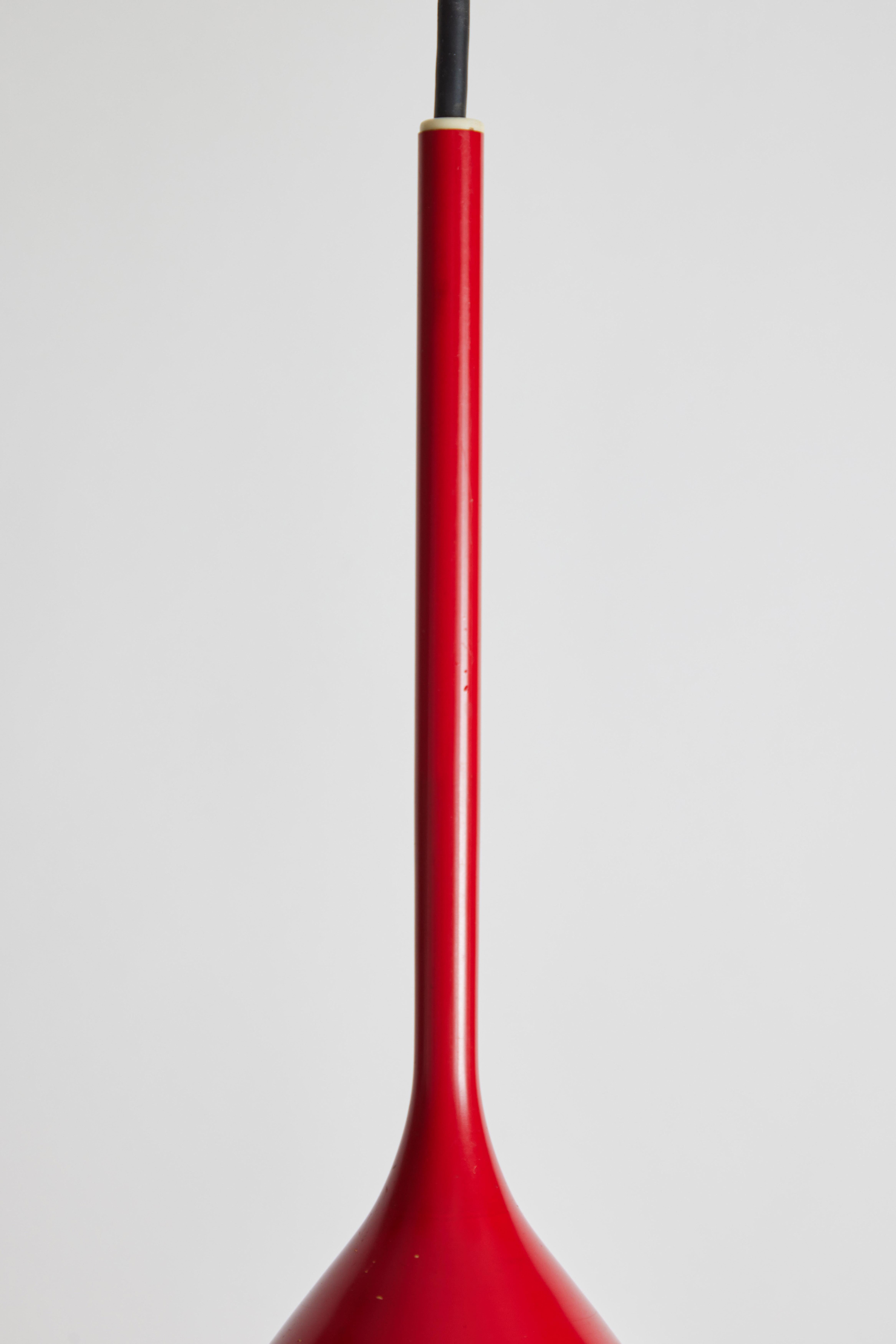 Anhänger aus Glas und rot lackiertem Metall aus den 1960er Jahren, Stilnovo zugeschrieben im Zustand „Gut“ im Angebot in Glendale, CA