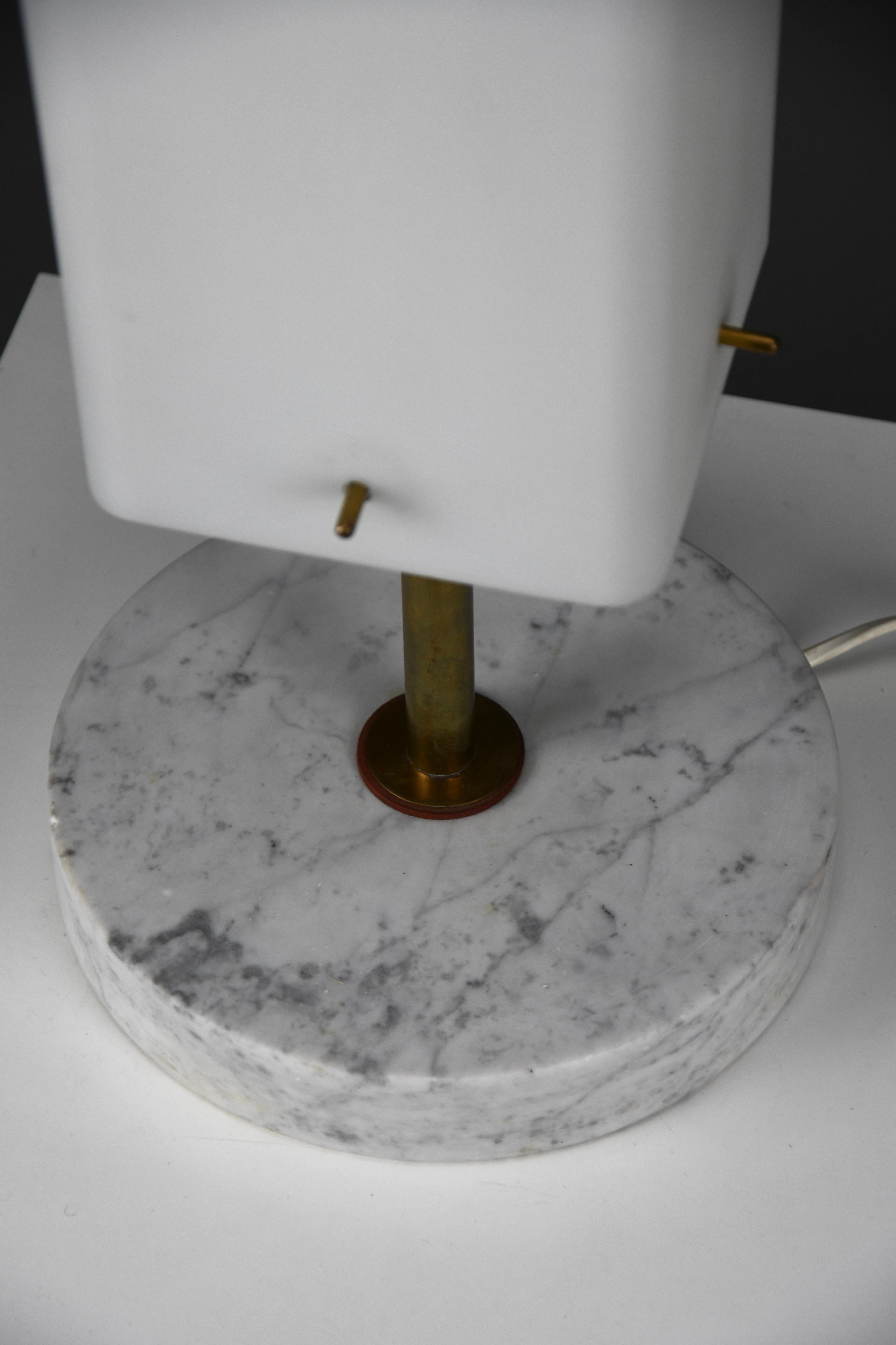 1960s Glass, Brass & Carrara Marble Table Lamp Attributed to Stilnovo For Sale 4