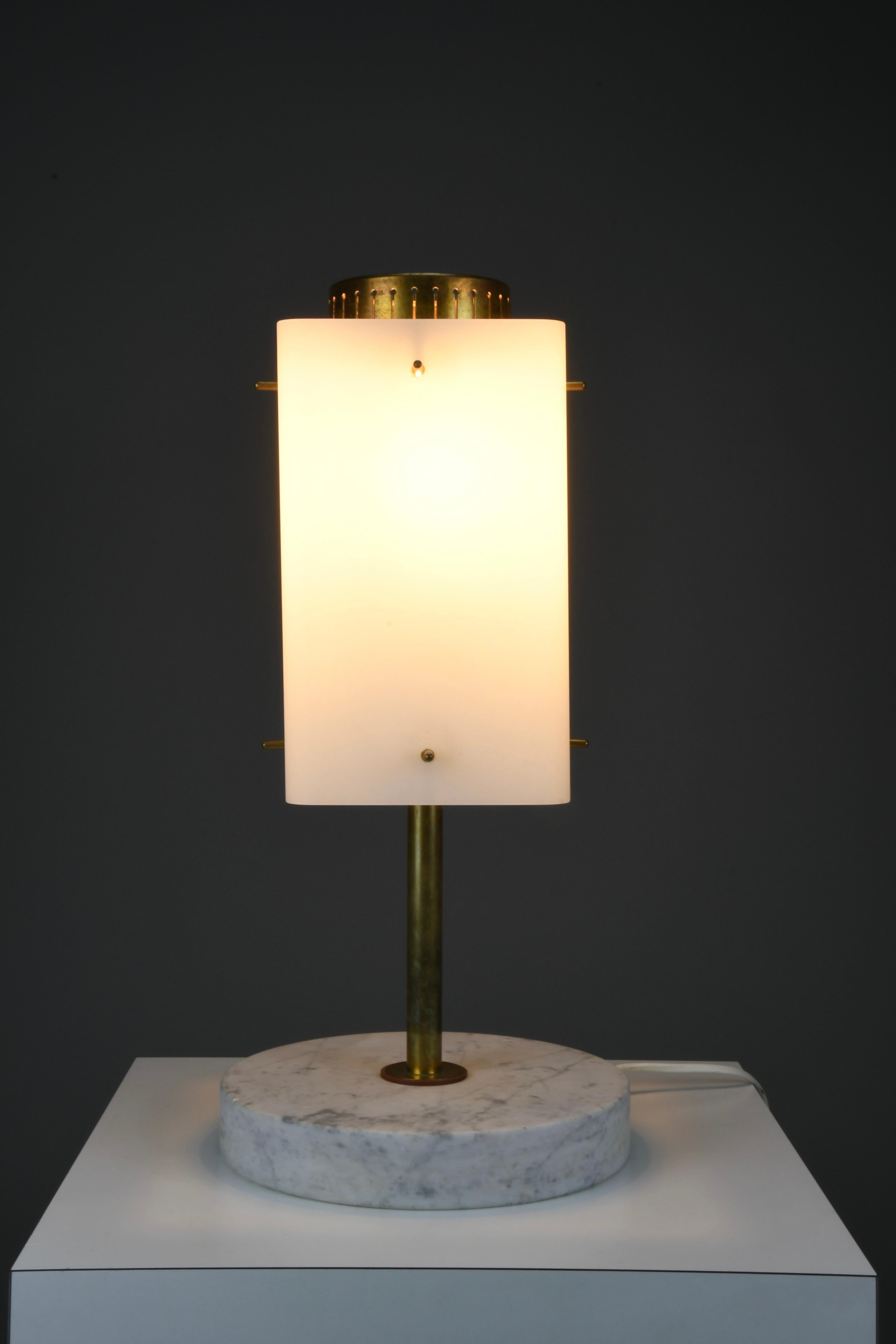 1960s Glass, Brass & Carrara Marble Table Lamp Attributed to Stilnovo For Sale 5