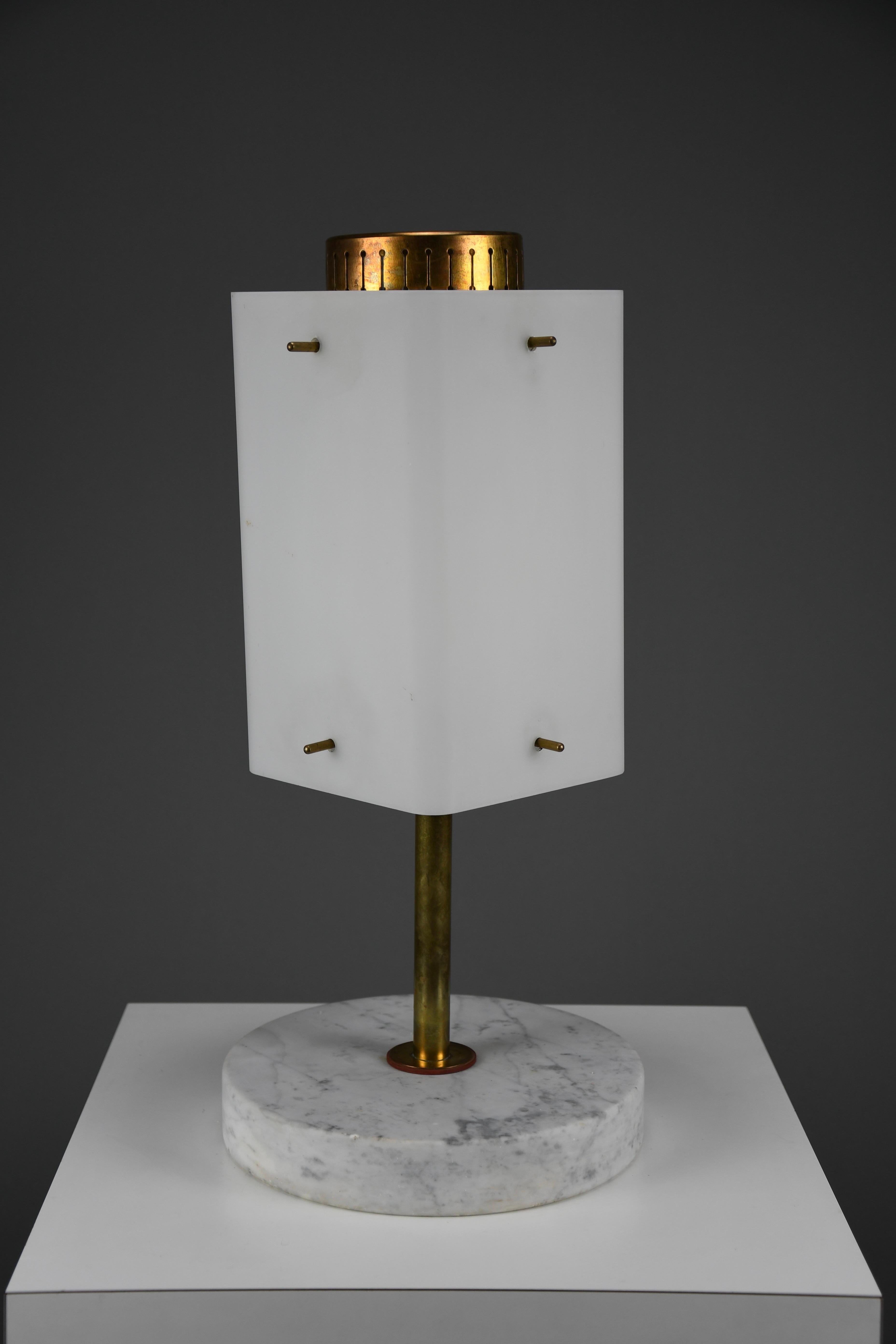 1960s Glass, Brass & Carrara Marble Table Lamp Attributed to Stilnovo For Sale 6