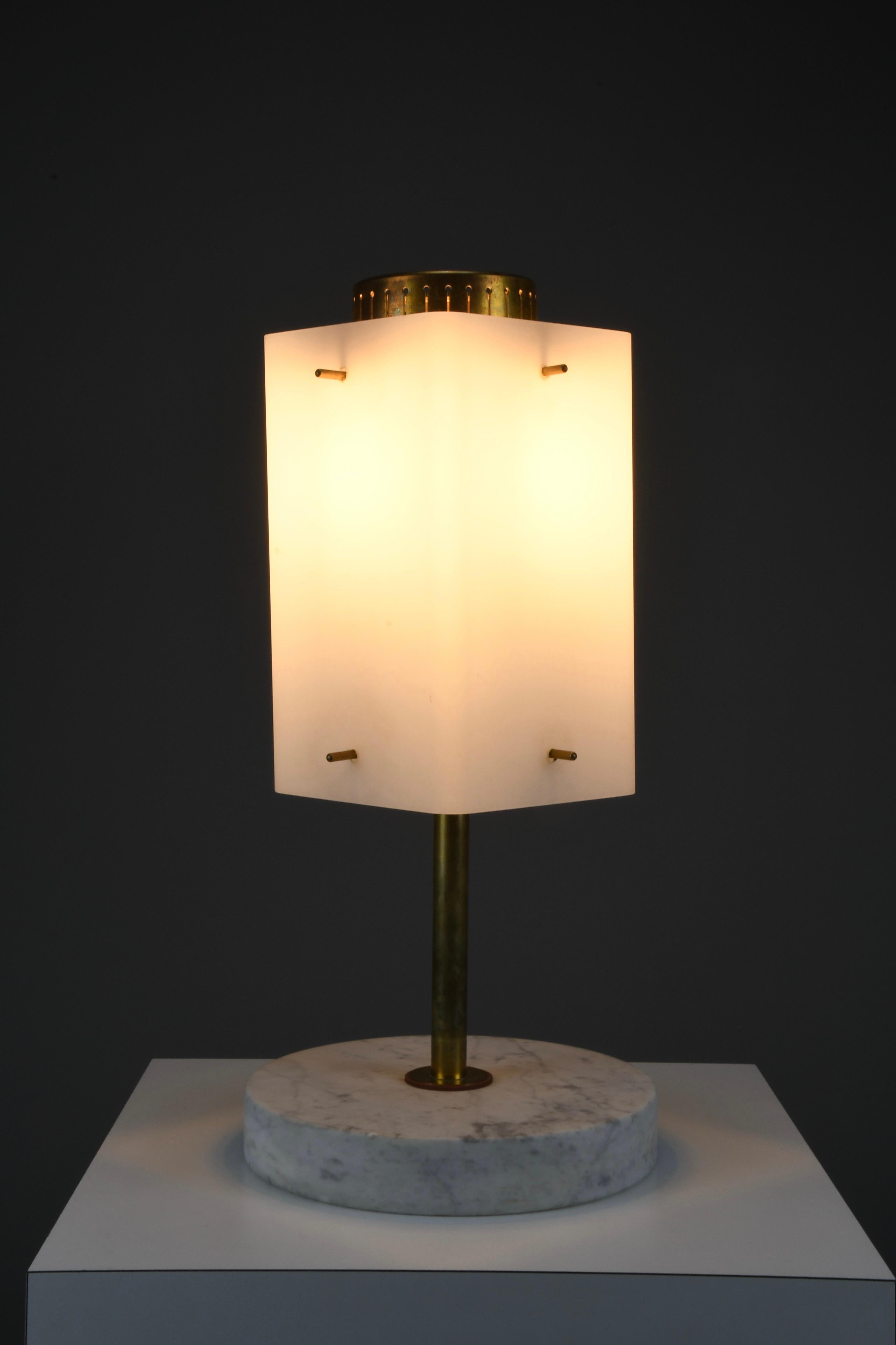 1960s Glass, Brass & Carrara Marble Table Lamp Attributed to Stilnovo

Italy, circa 1960

Dimensions: H. 48 cm (18.9 in) x D. 24 cm (9.45 in)

A striking Italian table lamp from the 1960s, attributed to Stilnovo. This elegant piece combines refined