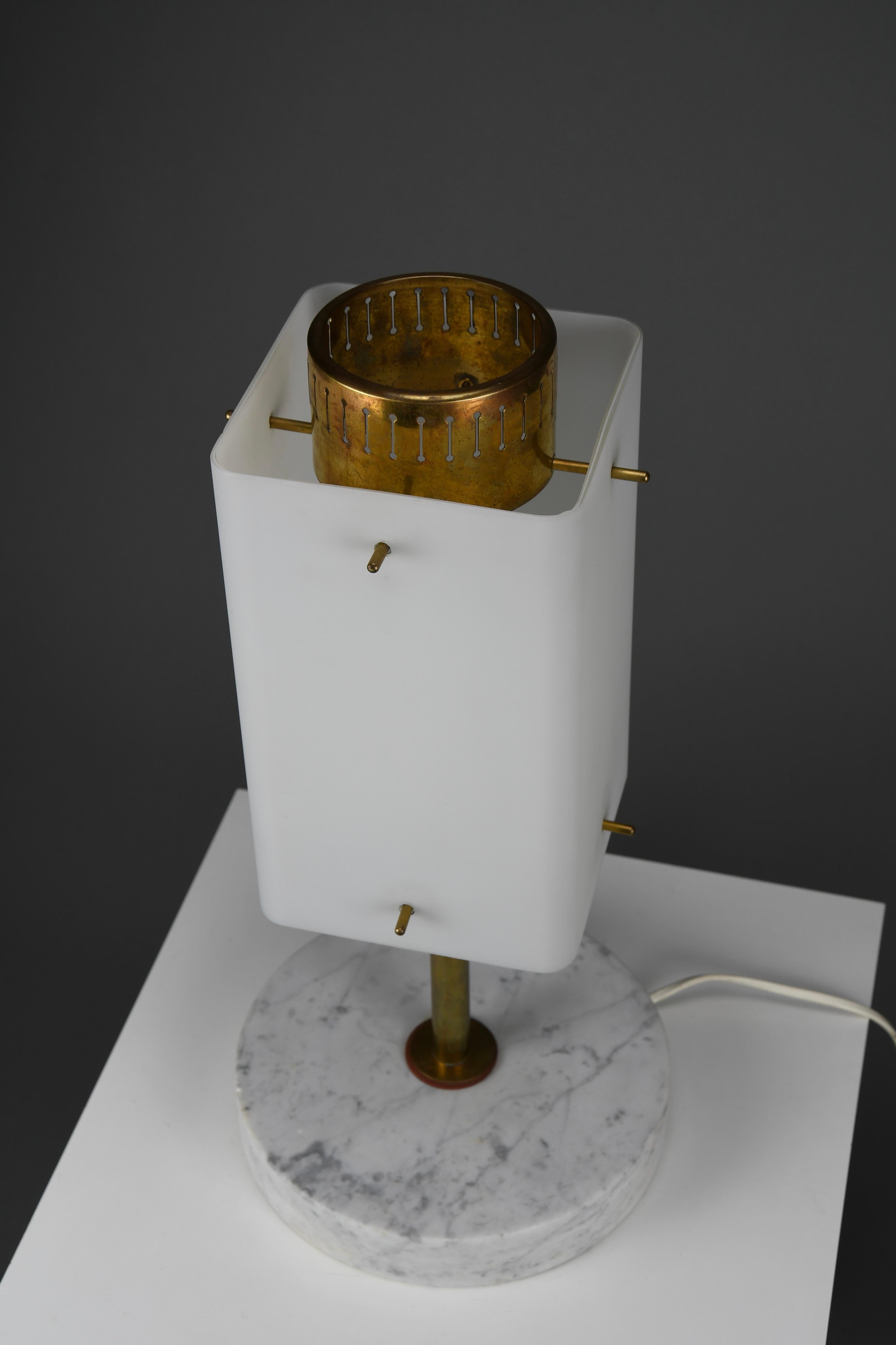 Mid-Century Modern 1960s Glass, Brass & Carrara Marble Table Lamp Attributed to Stilnovo For Sale