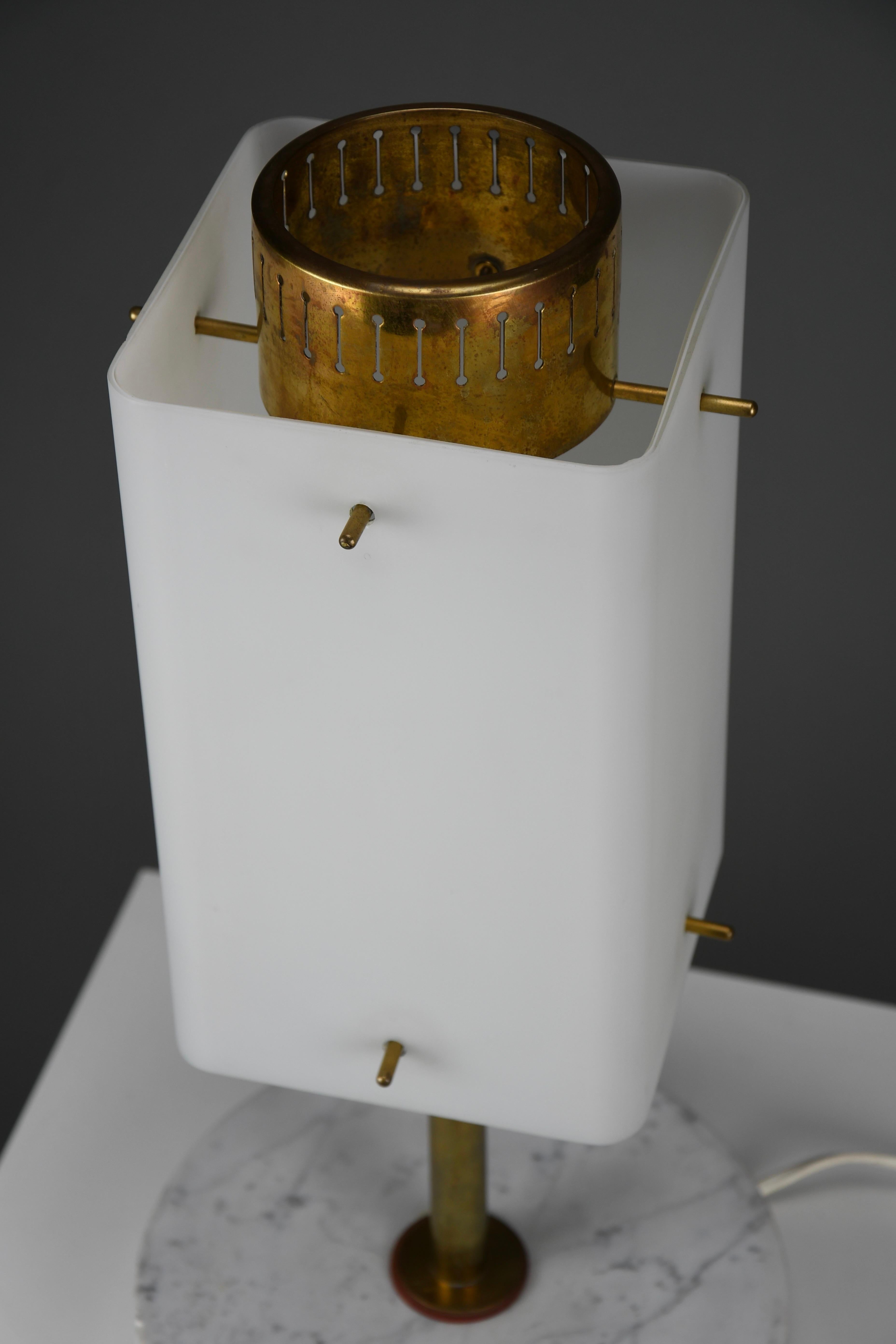 Italian 1960s Glass, Brass & Carrara Marble Table Lamp Attributed to Stilnovo For Sale