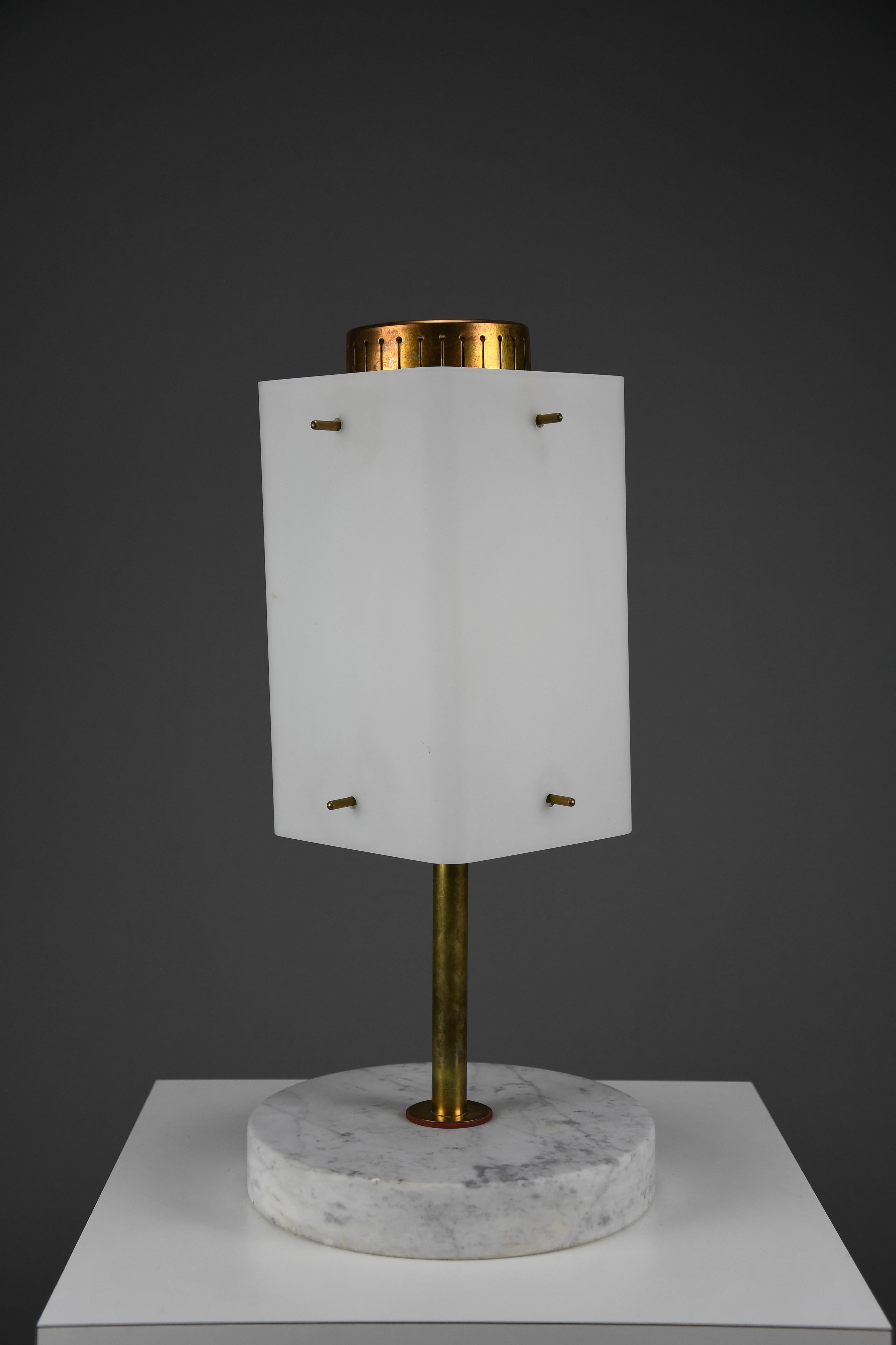 1960s Glass, Brass & Carrara Marble Table Lamp Attributed to Stilnovo For Sale 3