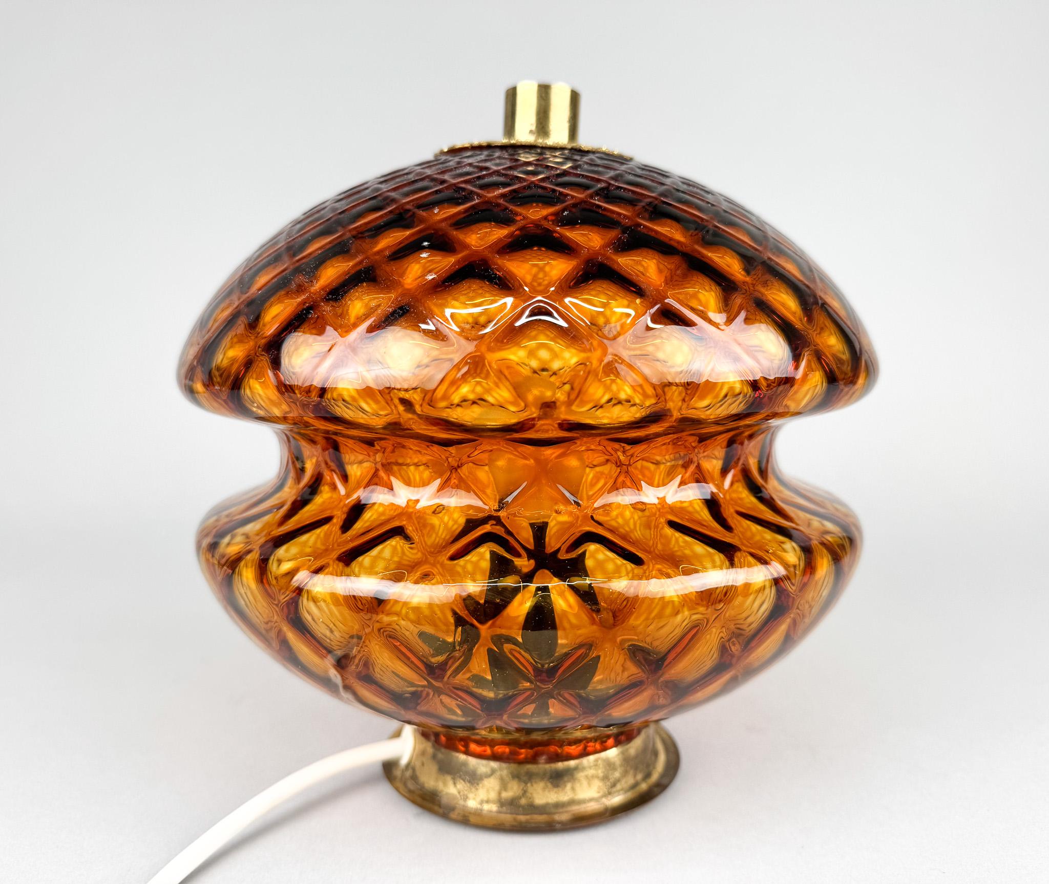 Preciosa lámpara de mesa o de noche de cristal producida por la fábrica checa de cristal Jablonecké Sklárny Desná en la década de 1960. La lámpara consta de una maravillosa pantalla de cristal hecha a mano con una interesante forma y estructura en