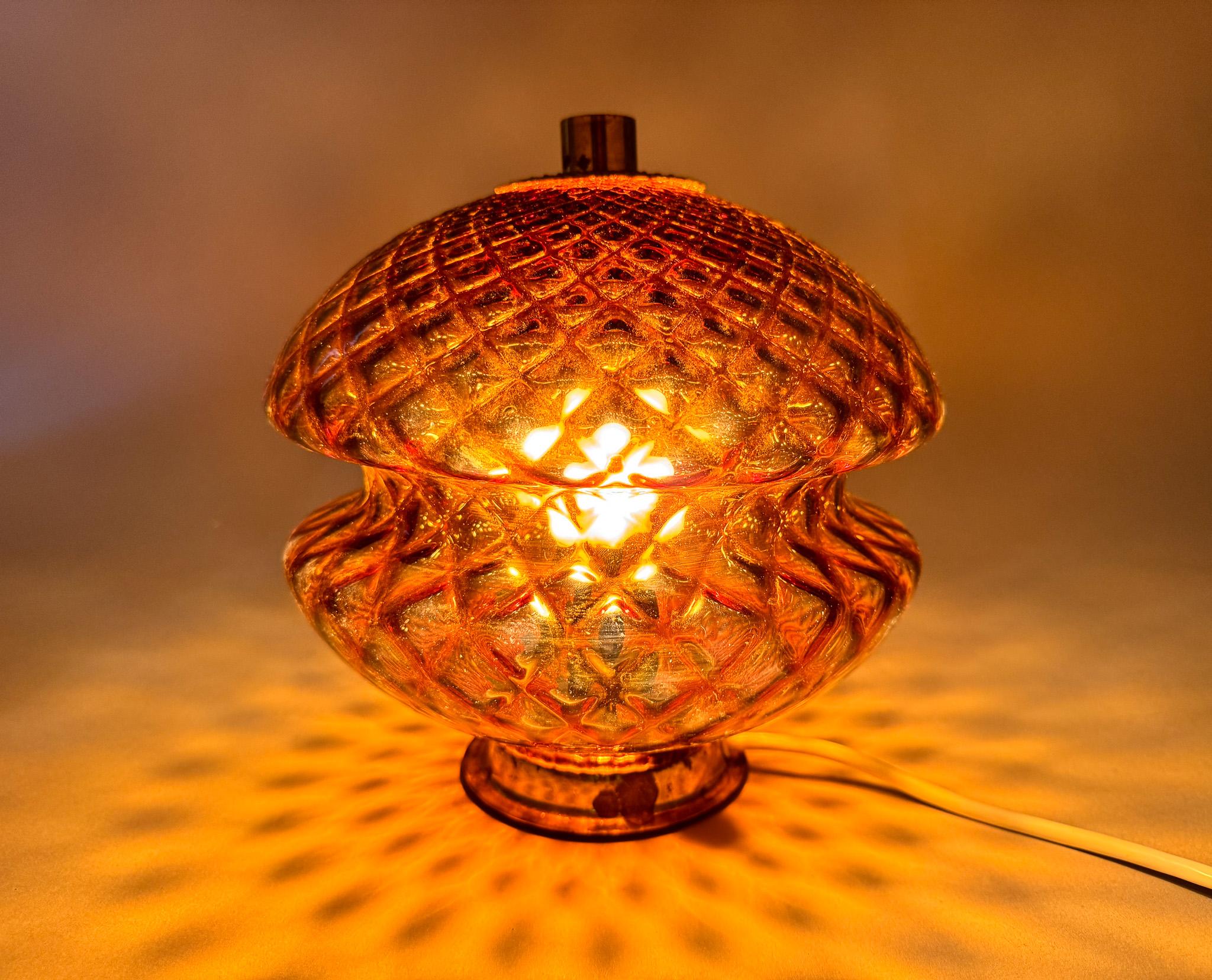 Lámpara de mesa de cristal y latón de los años 60, Jablonec Glassworks, Checoslovaquia Moderno de mediados de siglo en venta