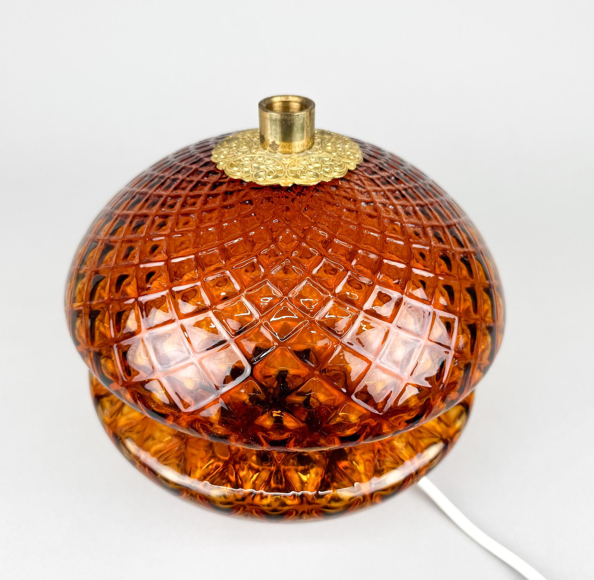 Lámpara de mesa de cristal y latón de los años 60, Jablonec Glassworks, Checoslovaquia en Bueno estado para la venta en Praha, CZ