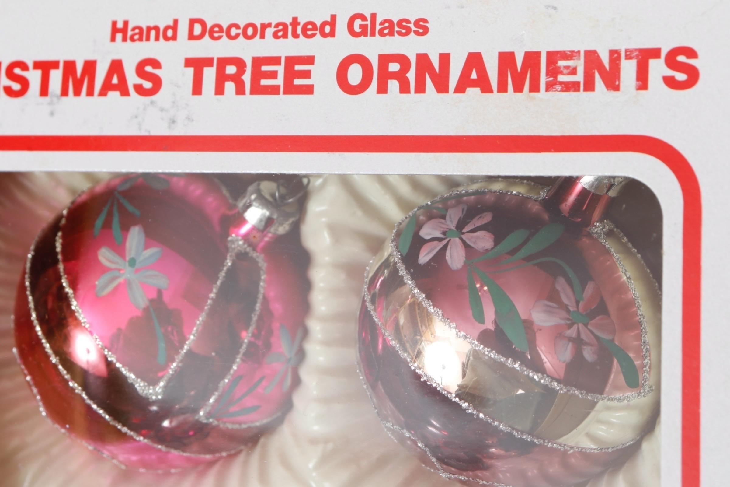 Cinque baubles natalizi in vetro dipinti a mano. Realizzato a mano e nella scatola originale, circa 1960. Sulla scatola si legge 
