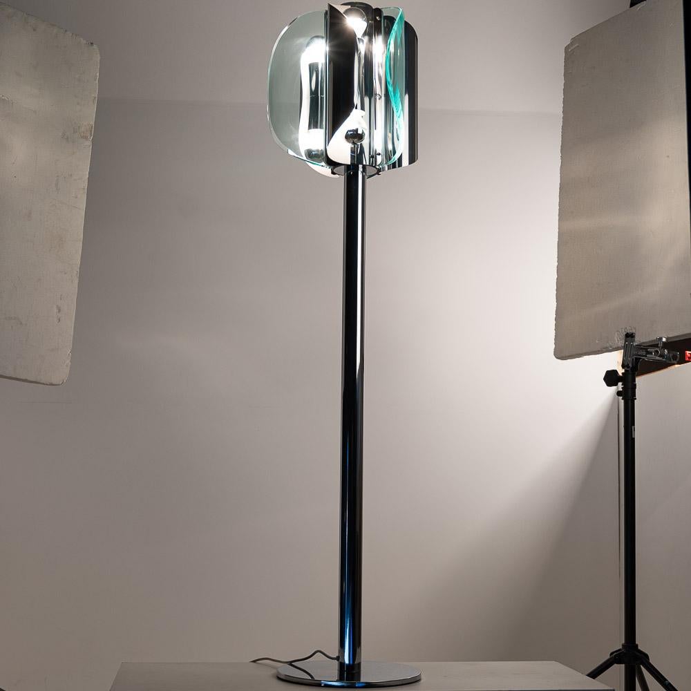 Grande lampada da terra italiana in vetro spesso e cromo. Pesante con i suoi 16 chili. Attribuito a Max Ingrand per Fontana Arte. 

Nella nostra collezione abbiamo una sospensione, una lampada da terra e una da tavolo dello stesso stile. 