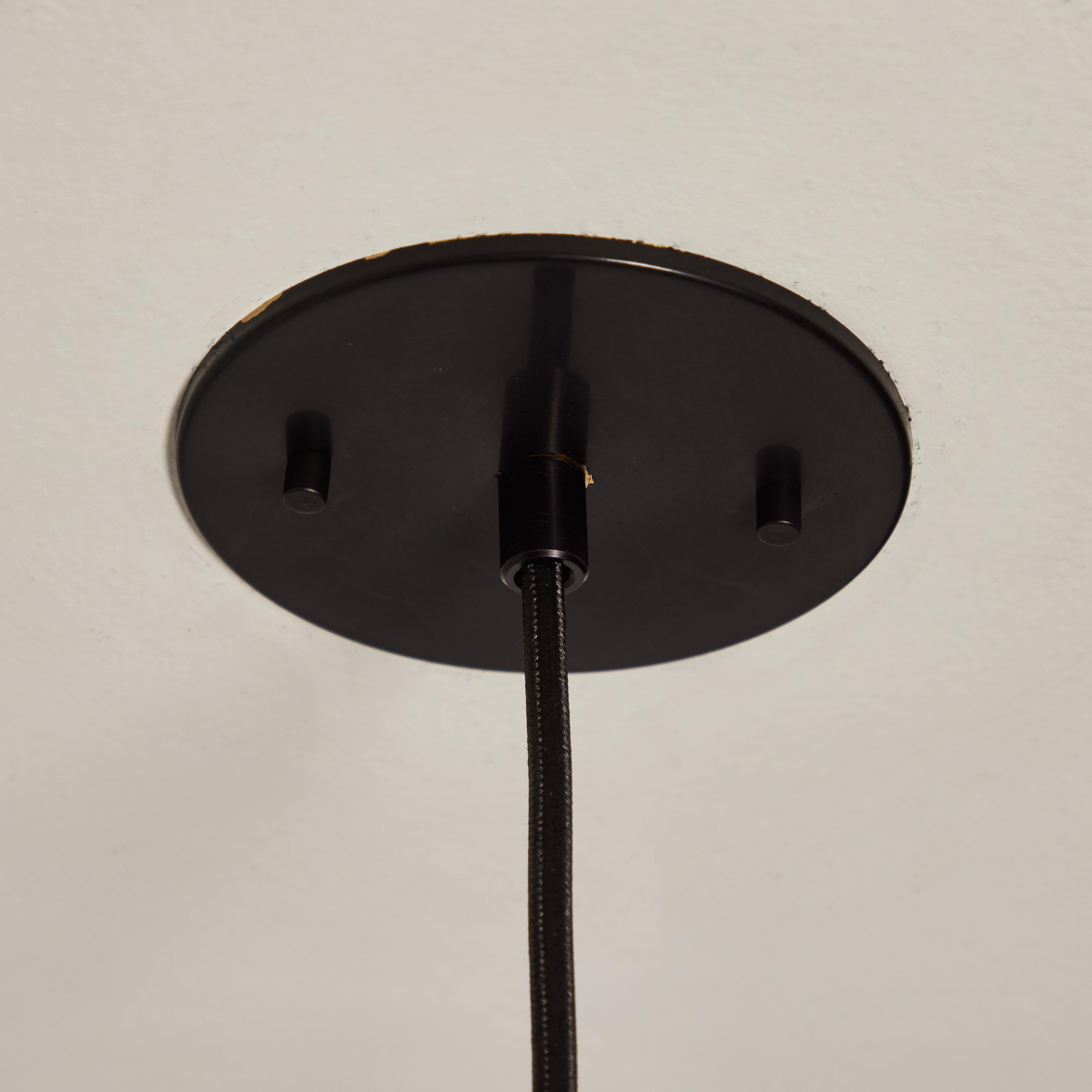 Lampe à suspension en verre et métal perforé des années 1960 attribuée à Bruno Gatta pour Stilnovo en vente 1