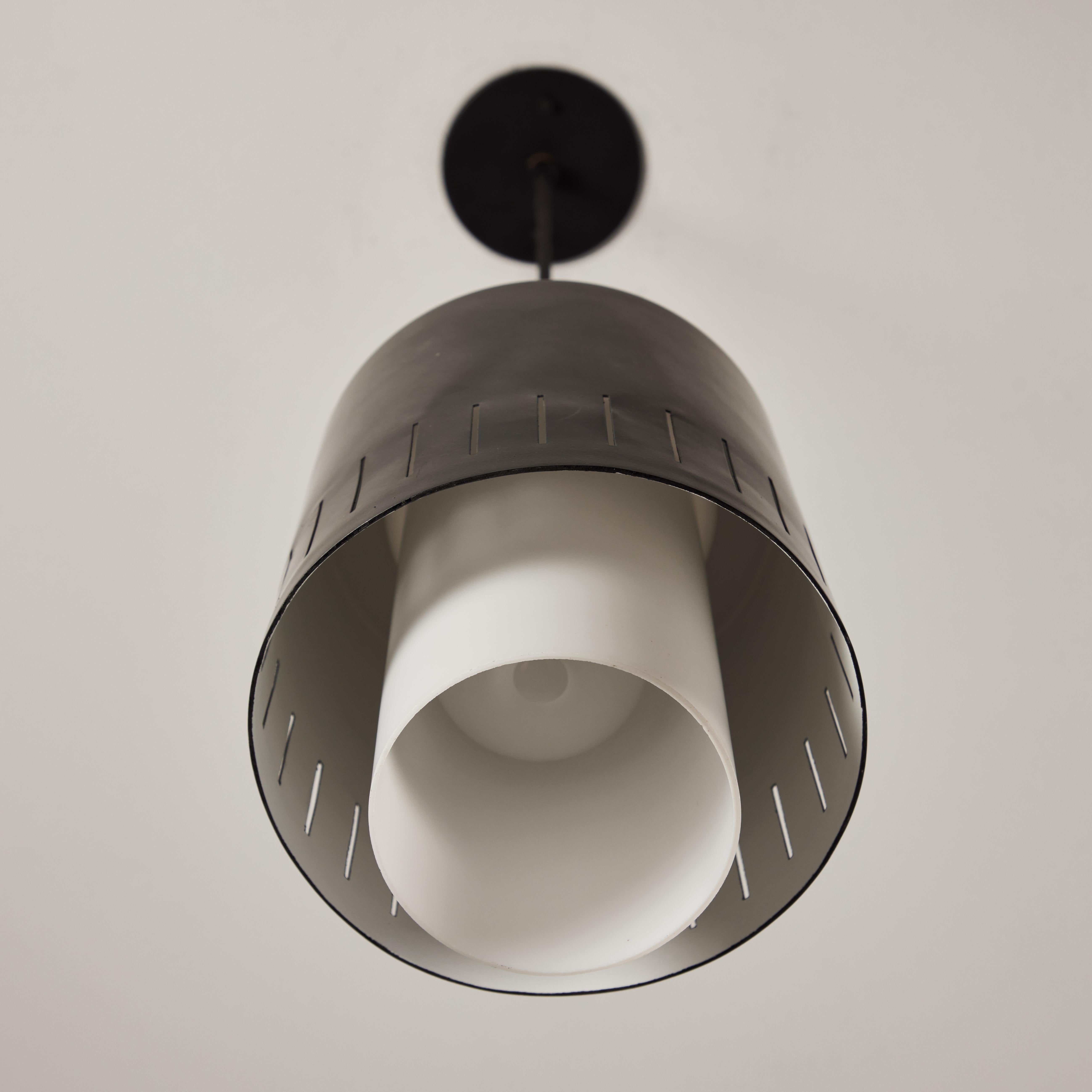 Lampe à suspension en verre et métal perforé des années 1960 attribuée à Bruno Gatta pour Stilnovo en vente 3