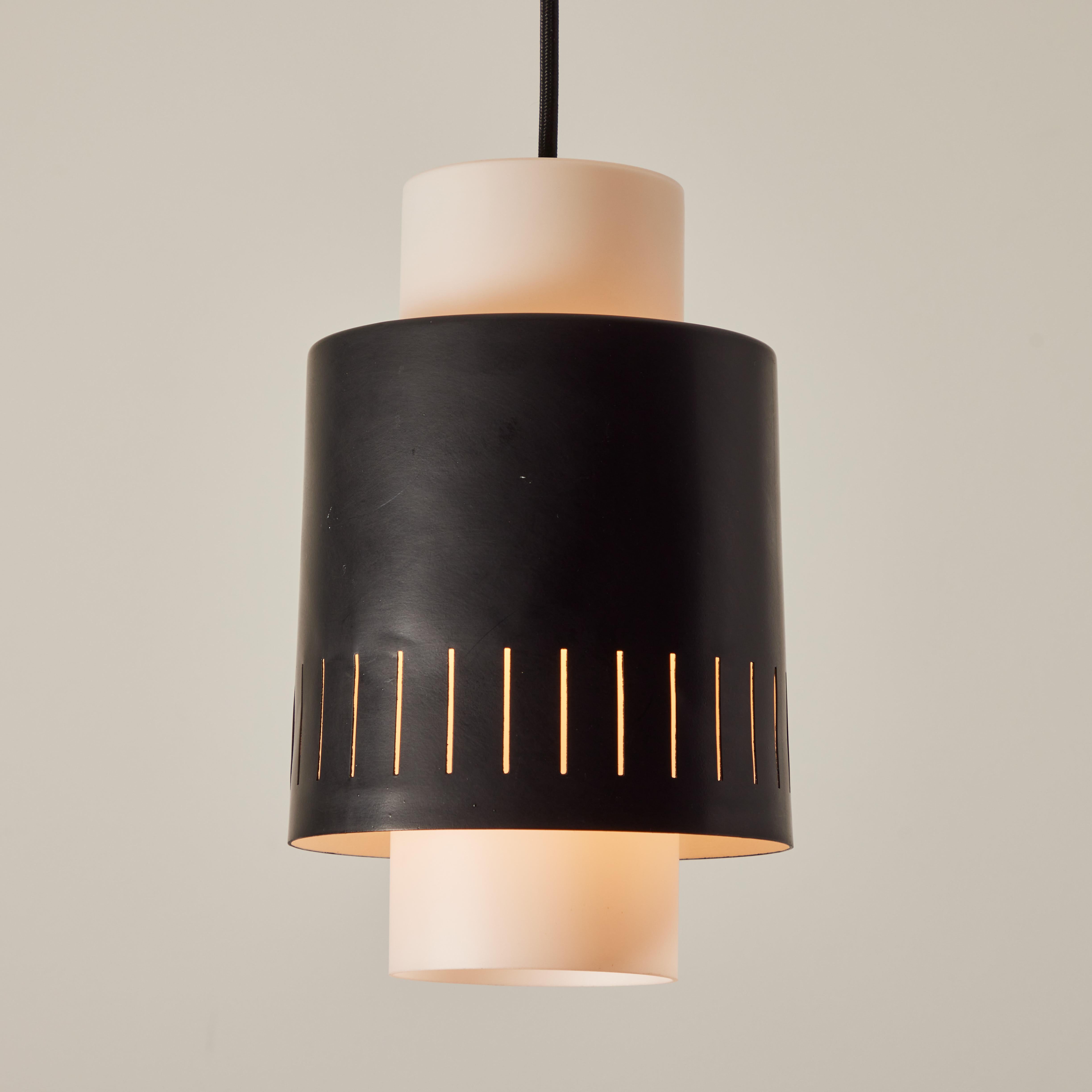 Mid-Century Modern Lampe à suspension en verre et métal perforé des années 1960 attribuée à Bruno Gatta pour Stilnovo en vente