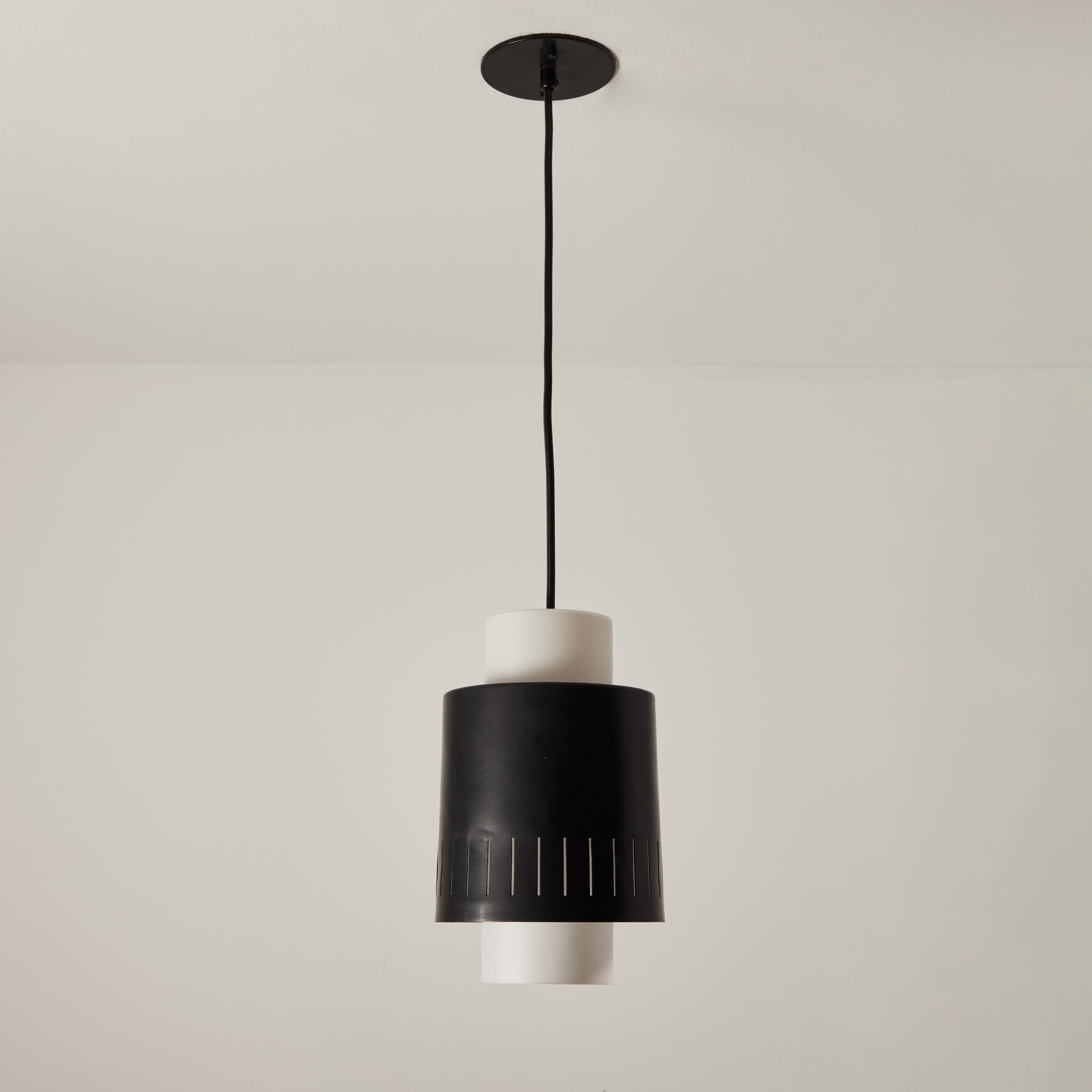 Milieu du XXe siècle Lampe à suspension en verre et métal perforé des années 1960 attribuée à Bruno Gatta pour Stilnovo en vente