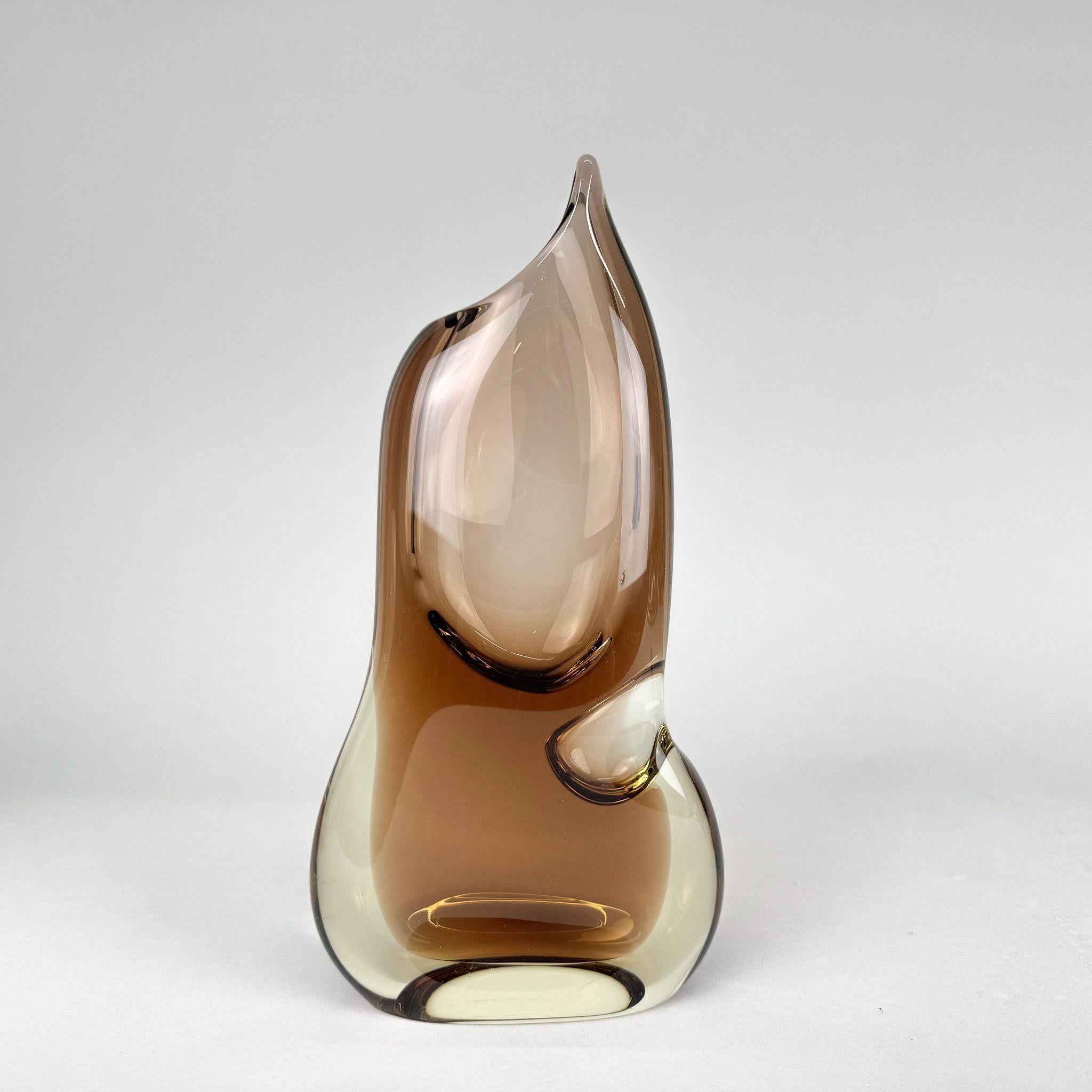 Vaso in vetro d'epoca progettato dal designer Josef Cvrcek e realizzato da Zeleznobrodske sklo Glasswork (ZBS) nell'ex Cecoslovacchia negli anni Sessanta.