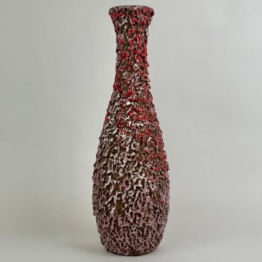 Un pezzo molto intenso e unico realizzato a mano negli anni '60 da Melior a Sesto Fiorentino (Firenze). Vaso in ceramica smaltata multicolore con effetto lava e composizione floreale graffita all'esterno e turchese smaltato all'interno. Un oggetto
