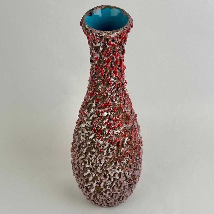 Mid-Century moderno Vaso in ceramica smaltata multicolore degli anni '60 con composizione floreale a graffiti di Melior in vendita