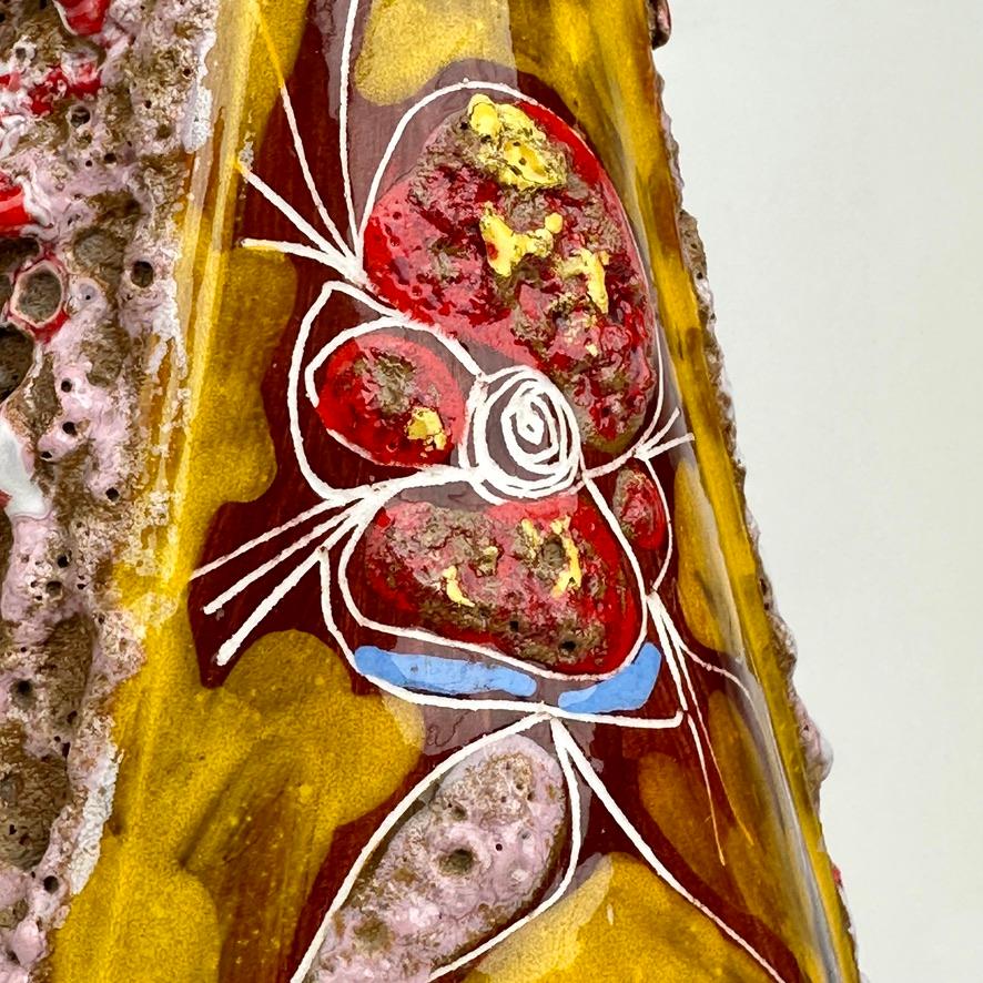 Italiano Vaso in ceramica smaltata multicolore degli anni '60 con composizione floreale a graffiti di Melior in vendita