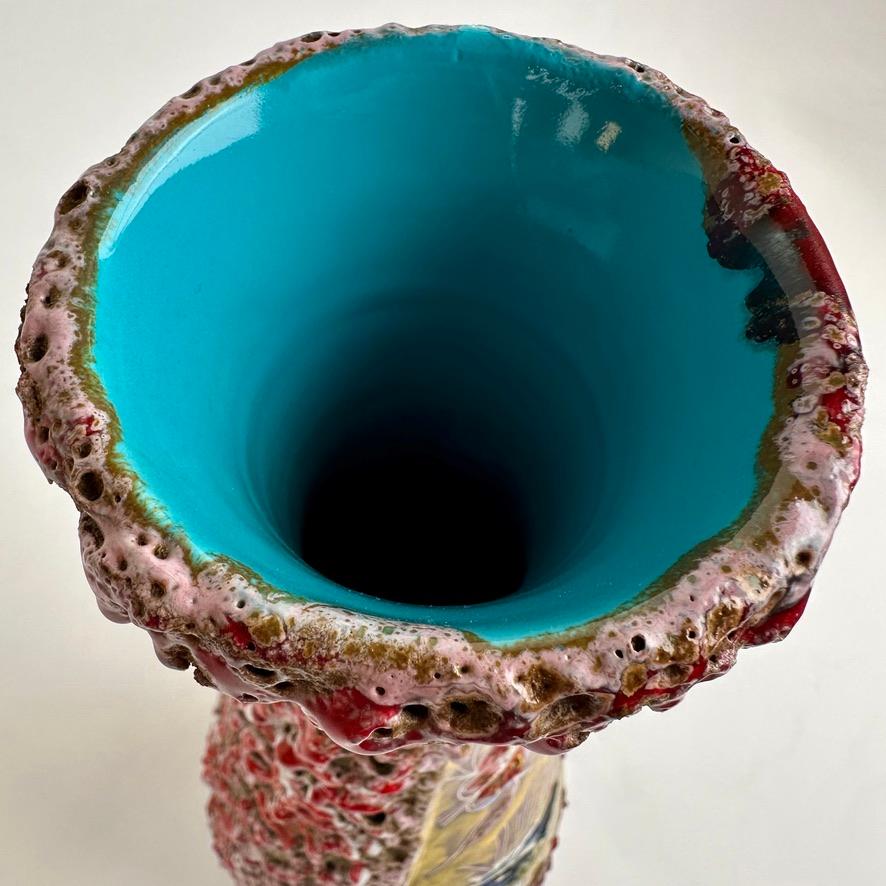 Smaltato Vaso in ceramica smaltata multicolore degli anni '60 con composizione floreale a graffiti di Melior in vendita