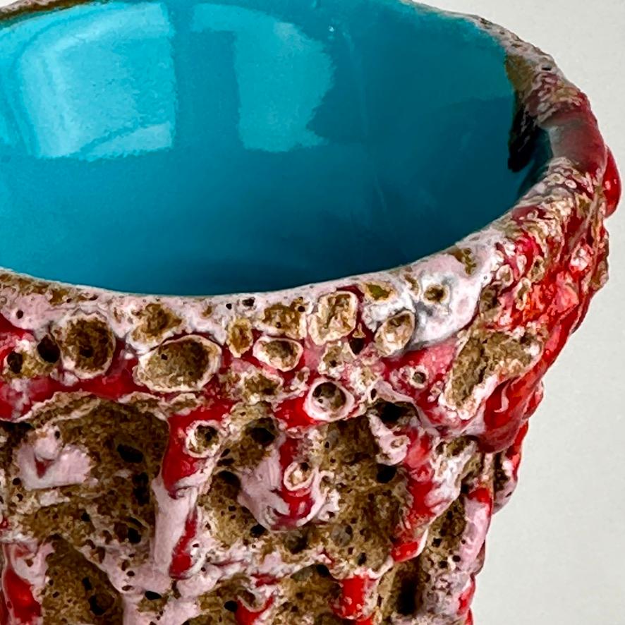 Vaso in ceramica smaltata multicolore degli anni '60 con composizione floreale a graffiti di Melior In condizioni buone in vendita a Firenze, Tuscany