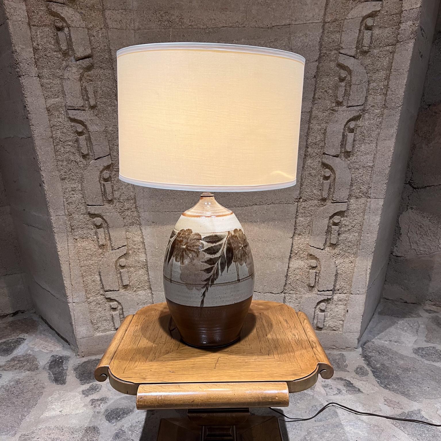 Mid-Century Modern Lampe de table en grès émaillé des années 1960, poterie d'art, design floral en vente