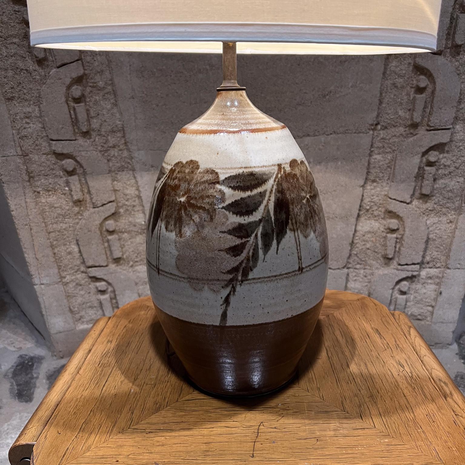 Américain Lampe de table en grès émaillé des années 1960, poterie d'art, design floral en vente