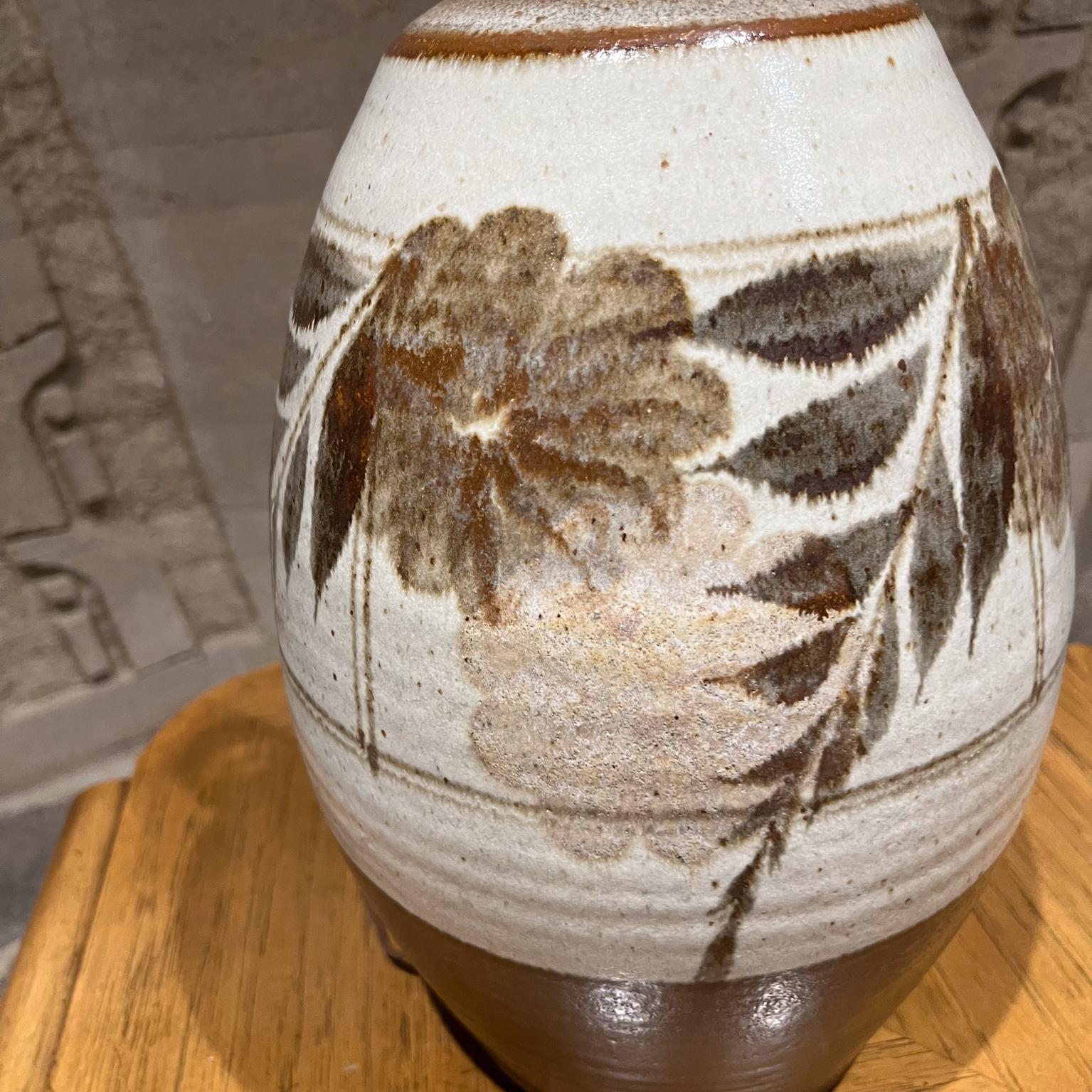 Poteries Lampe de table en grès émaillé des années 1960, poterie d'art, design floral en vente