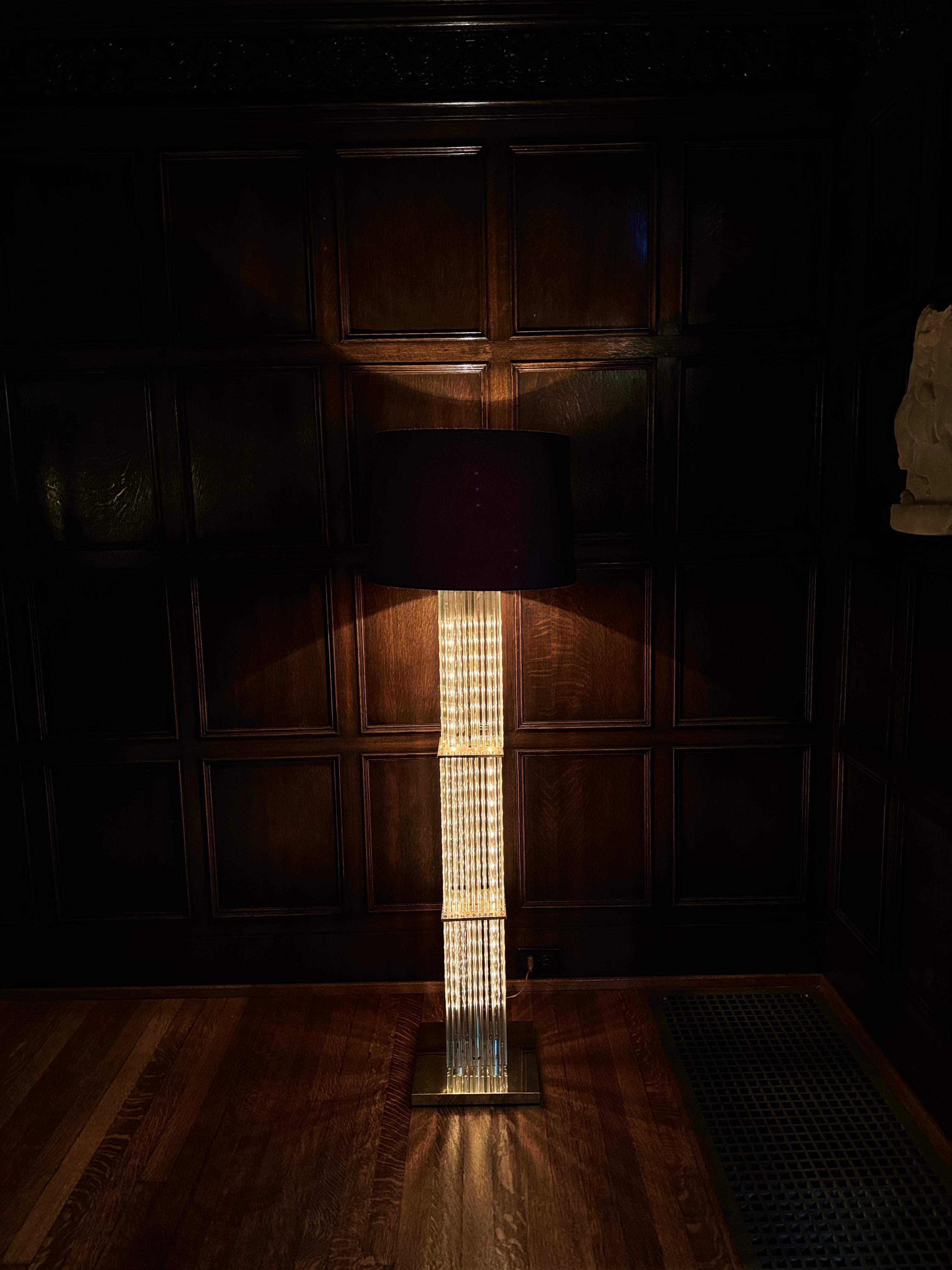 Américain Lampadaire à tige en verre en forme de cascade des années 1960 par Gaetano Sciolari pour Lightolier en vente