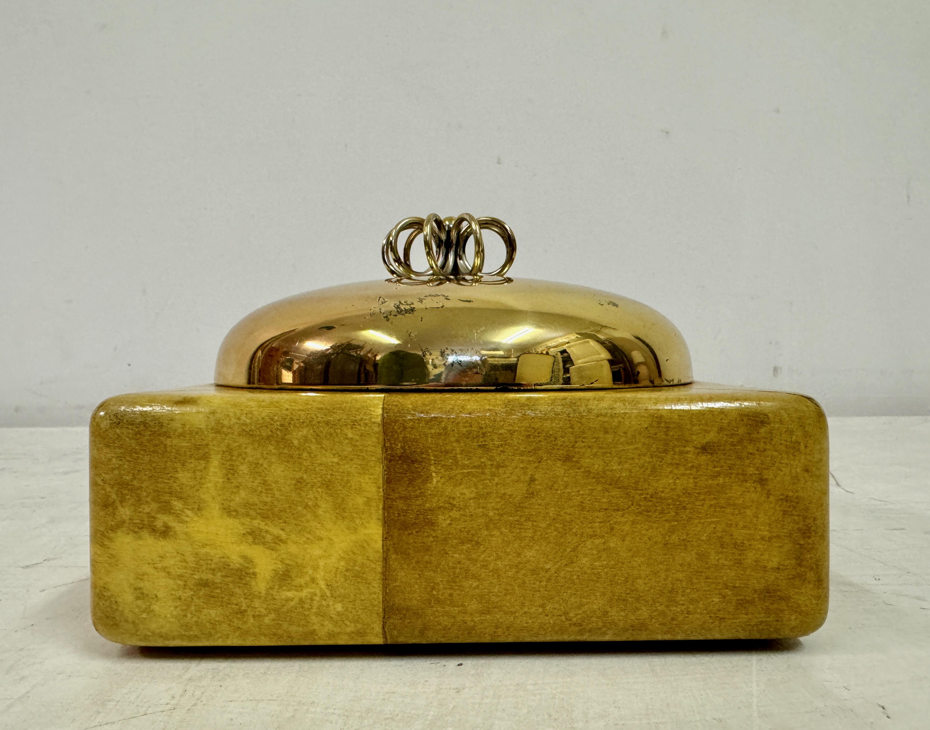 Mid-Century Modern Plat à couvercle en peau de chèvre et laiton des années 1960 par Aldo Tura en vente