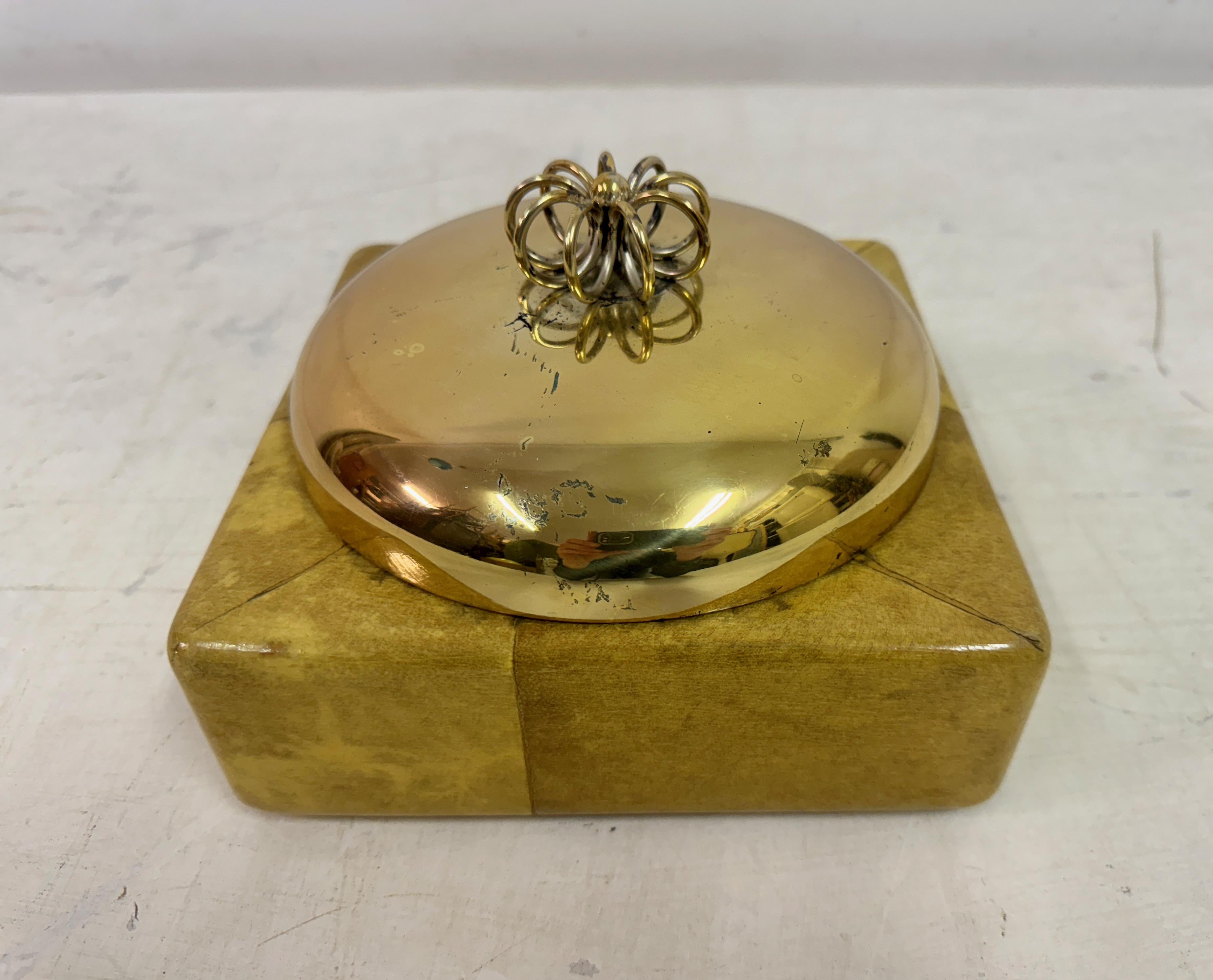 italien Plat à couvercle en peau de chèvre et laiton des années 1960 par Aldo Tura en vente